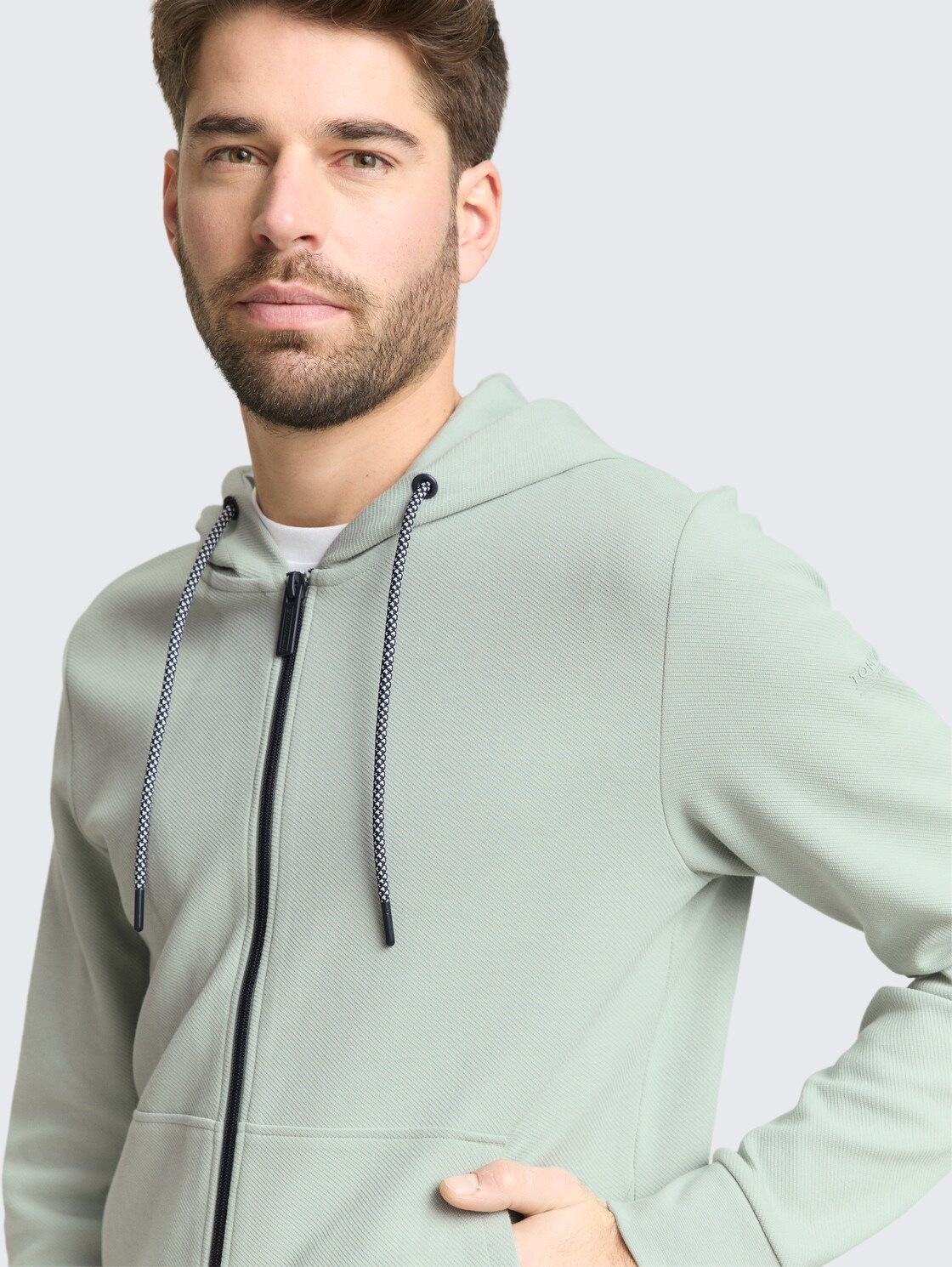 Basic Hoodie Sweatjacke - soft greyish green - Detail-Model-Ansicht