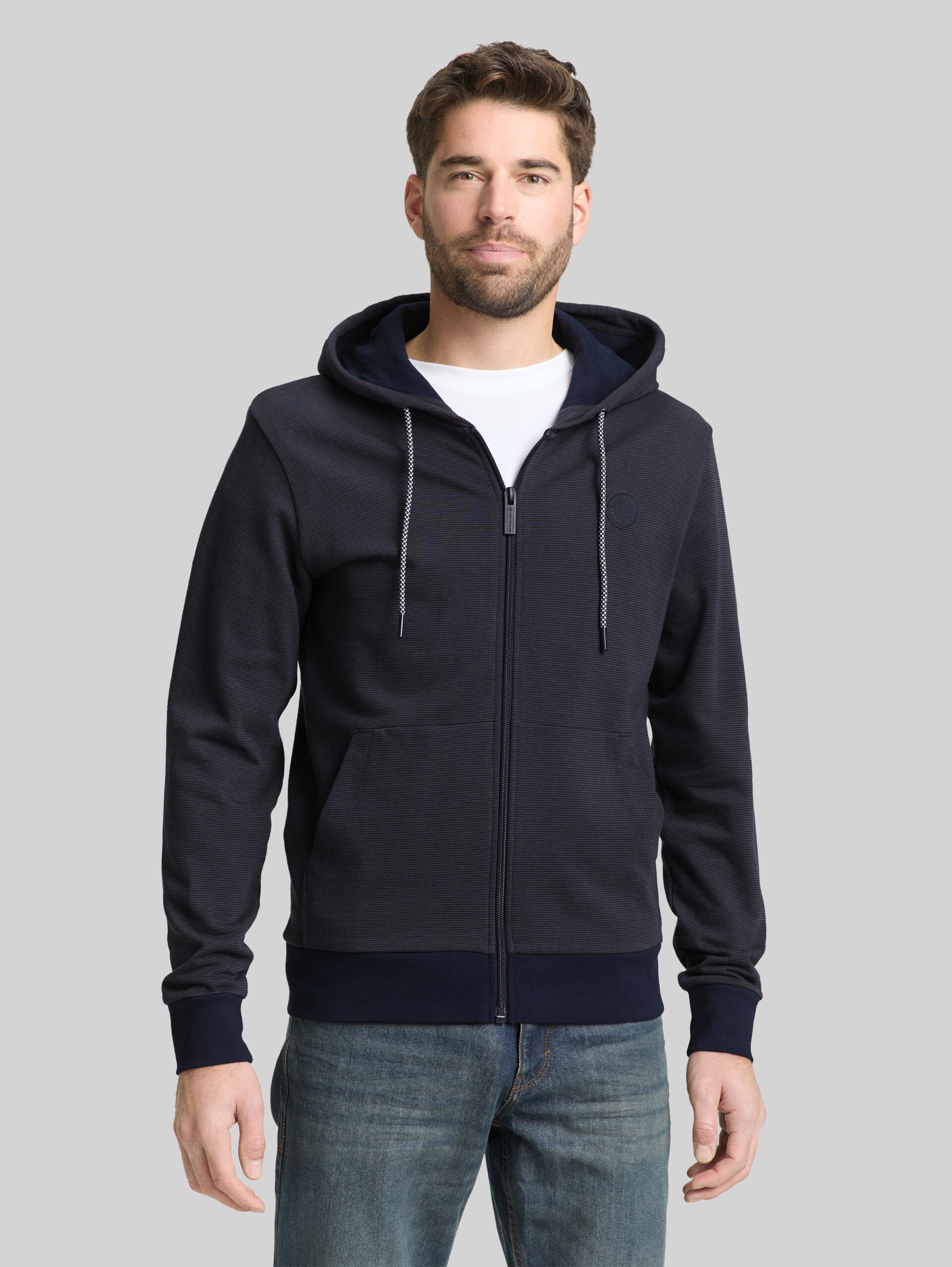 Hoodie Sweatjacke mit Logo-Badge - navy grey yarn dye stripe - Ausschnitt Model-Vorderansicht