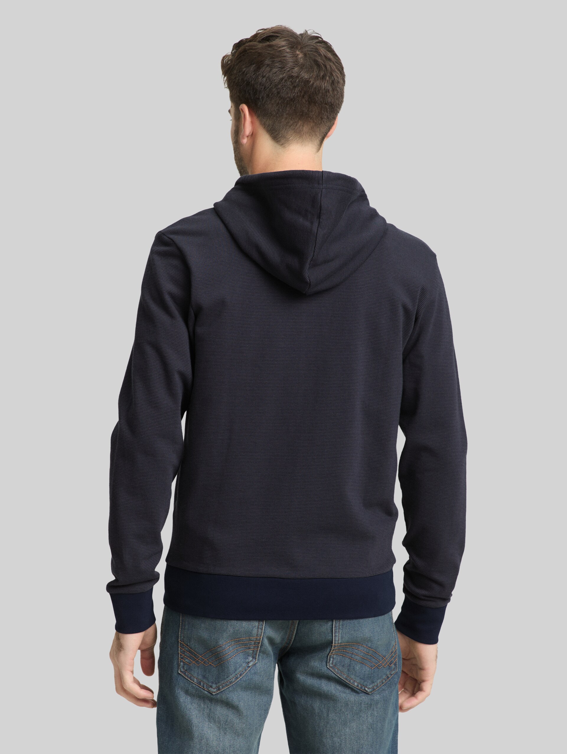 Hoodie Sweatjacke mit Logo-Badge - navy grey yarn dye stripe - Auschnitt Model-Rückansicht
