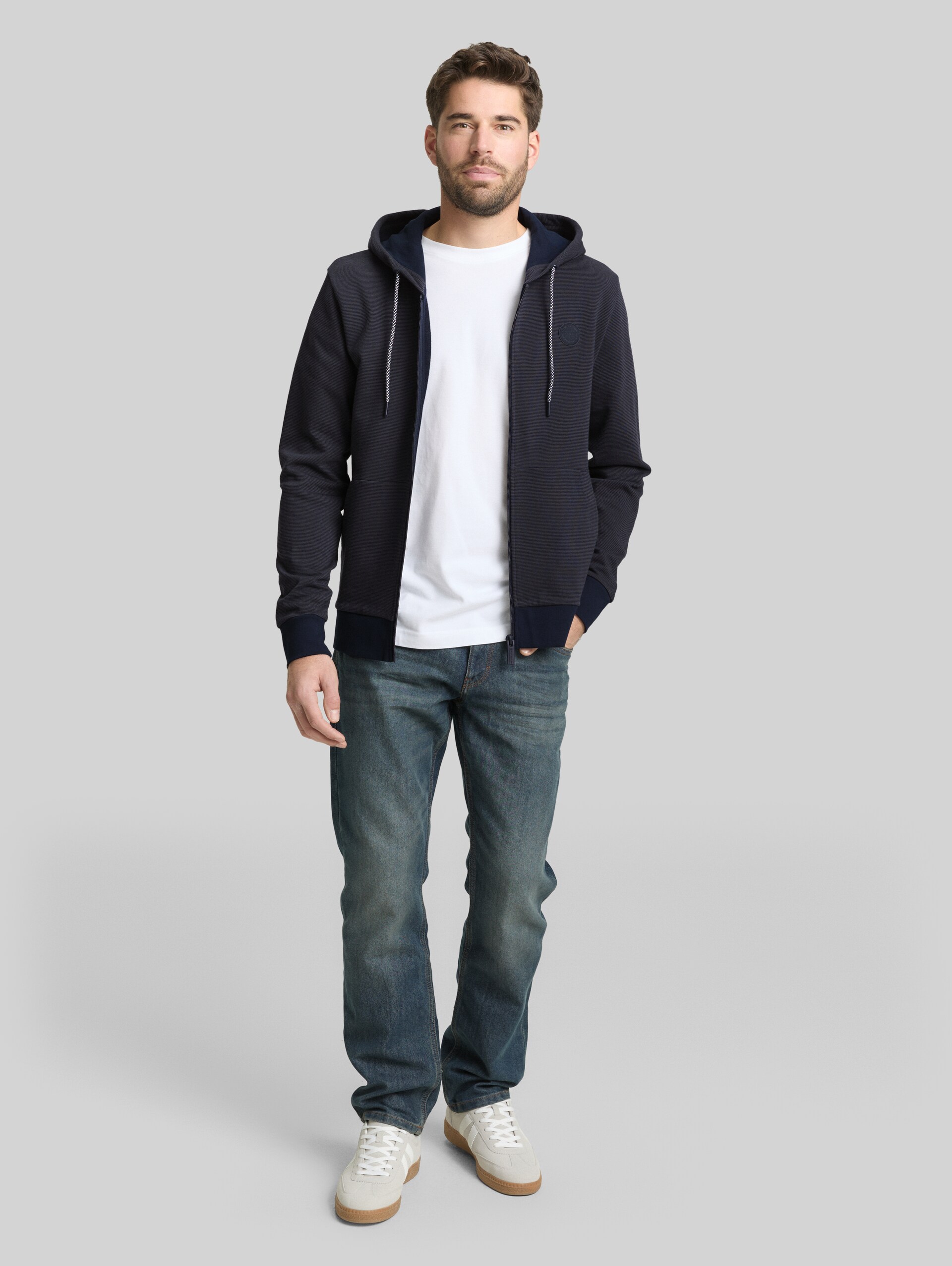 Hoodie Sweatjacke mit Logo-Badge - navy grey yarn dye stripe - Model-Vorderansicht