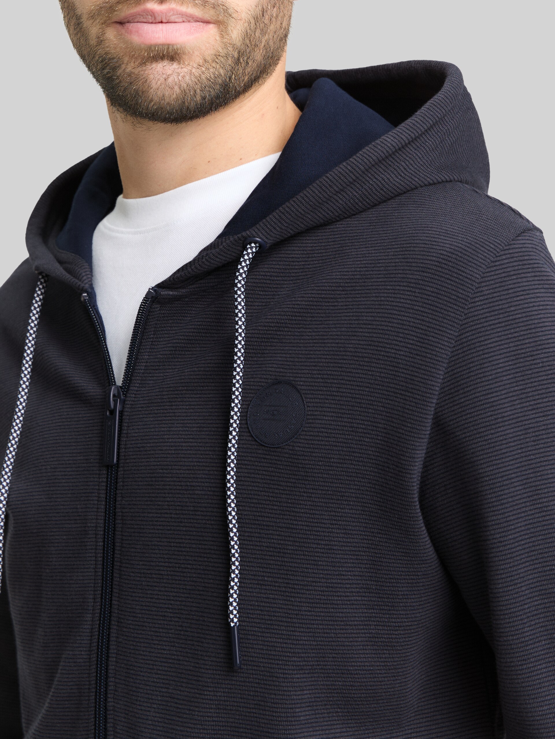 Hoodie Sweatjacke mit Logo-Badge - navy grey yarn dye stripe - Detail-Model-Ansicht