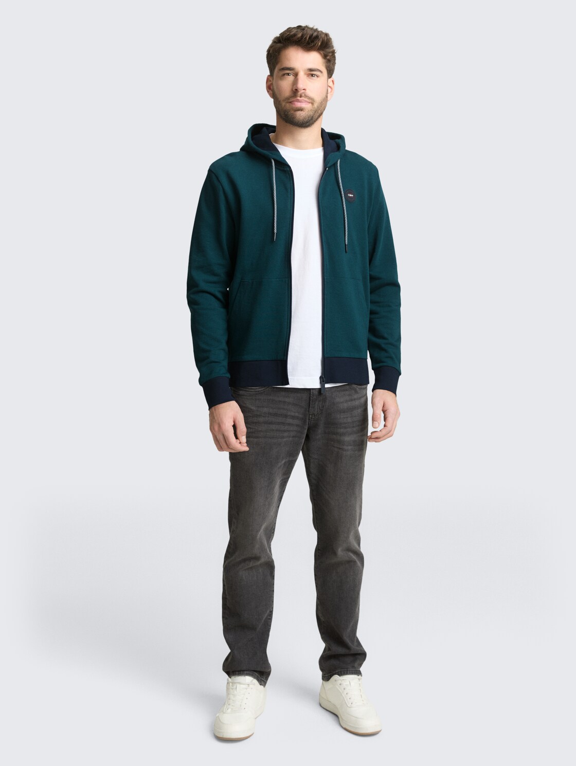 Hoodie Sweatjacke mit Logo-Badge - navy green yarn dye stripe - Model-Vorderansicht