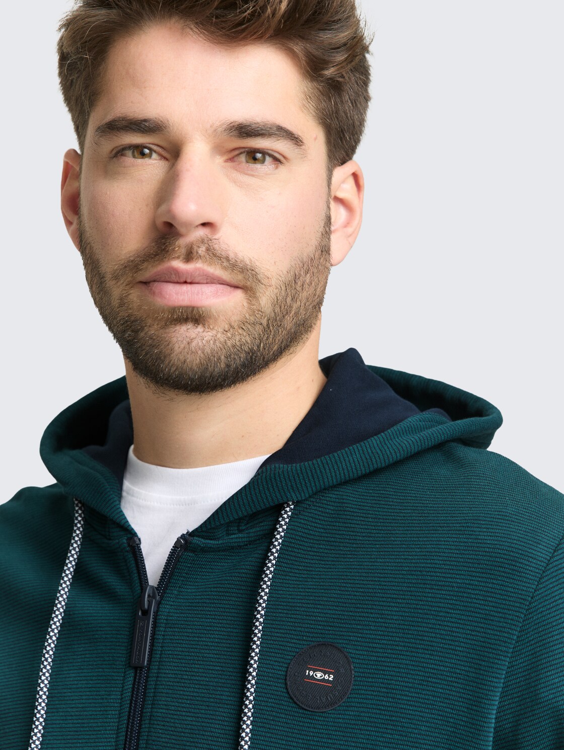 Hoodie Sweatjacke mit Logo-Badge - navy green yarn dye stripe - Detail-Model-Ansicht