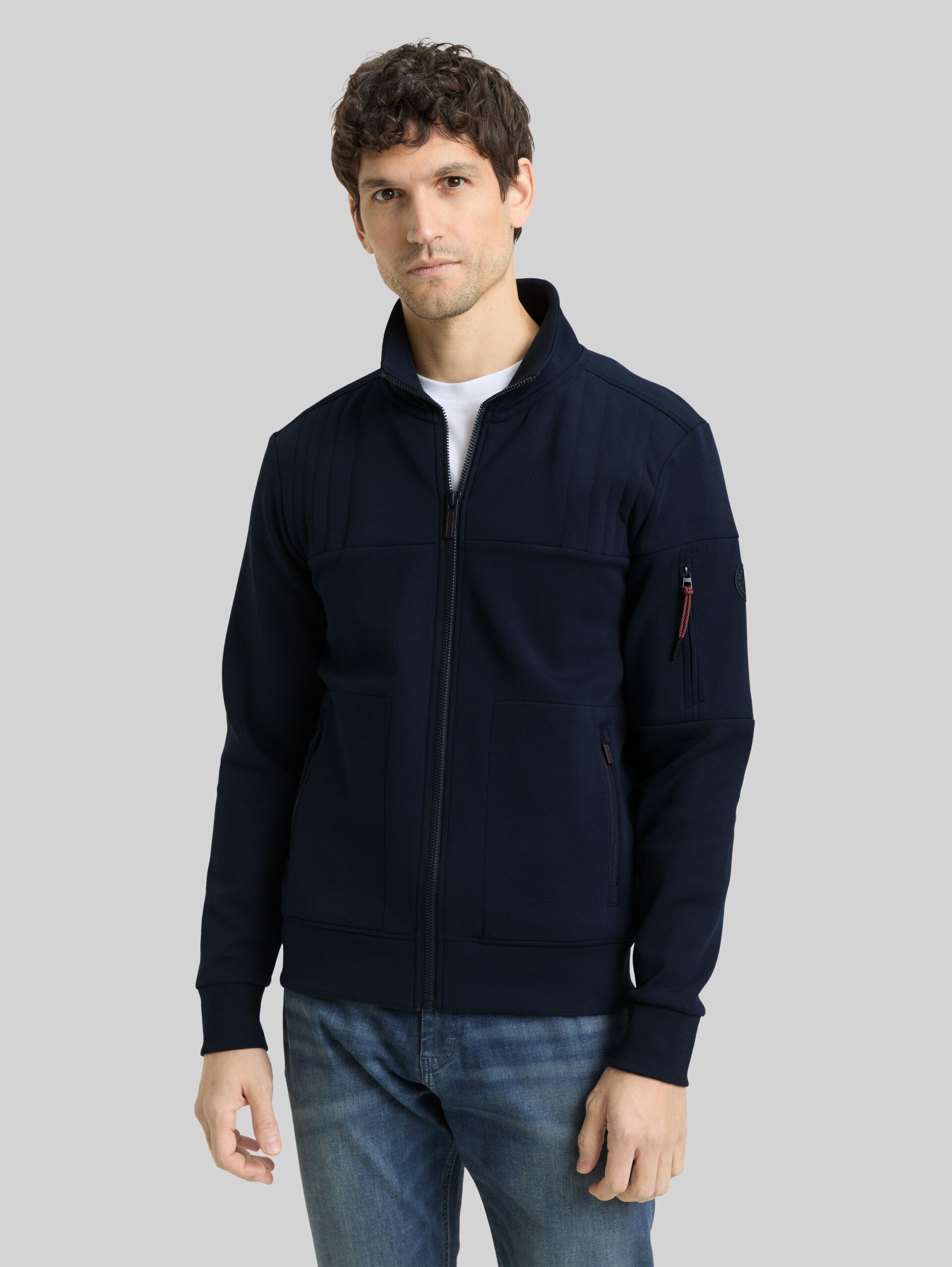 Sweatjacke mit Reißverschlusstaschen - sky captain blue - Ausschnitt Model-Vorderansicht