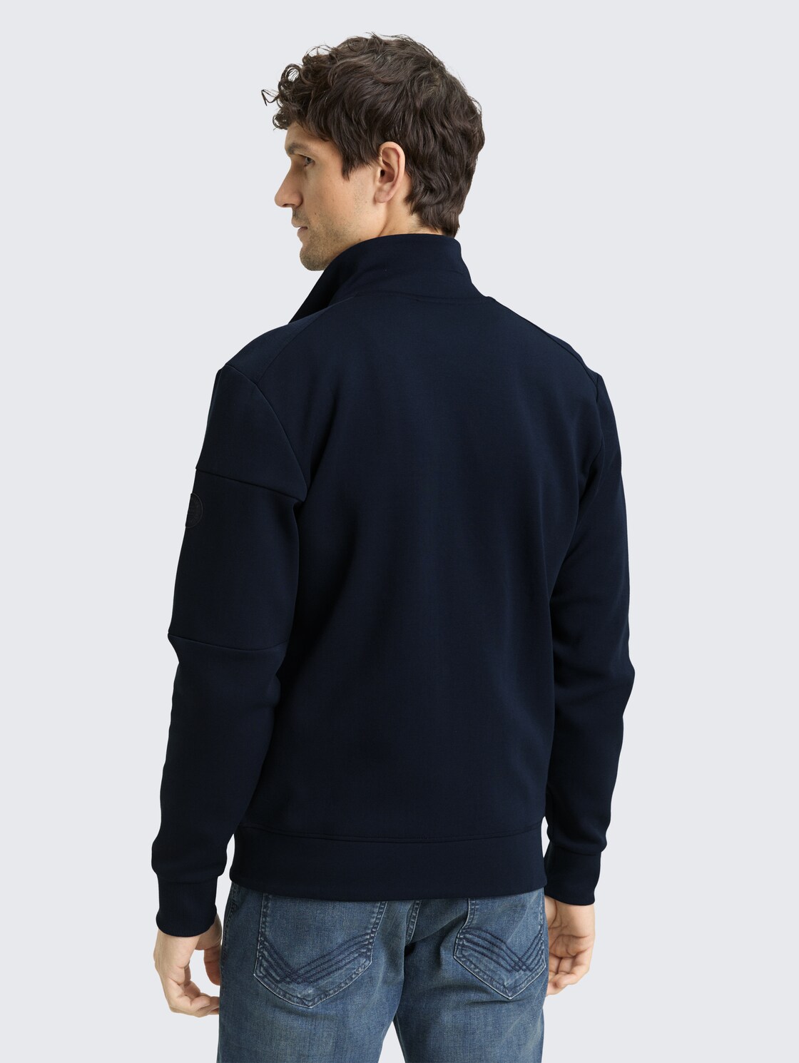 Sweatjacke mit Reißverschlusstaschen - sky captain blue - Auschnitt Model-Rückansicht