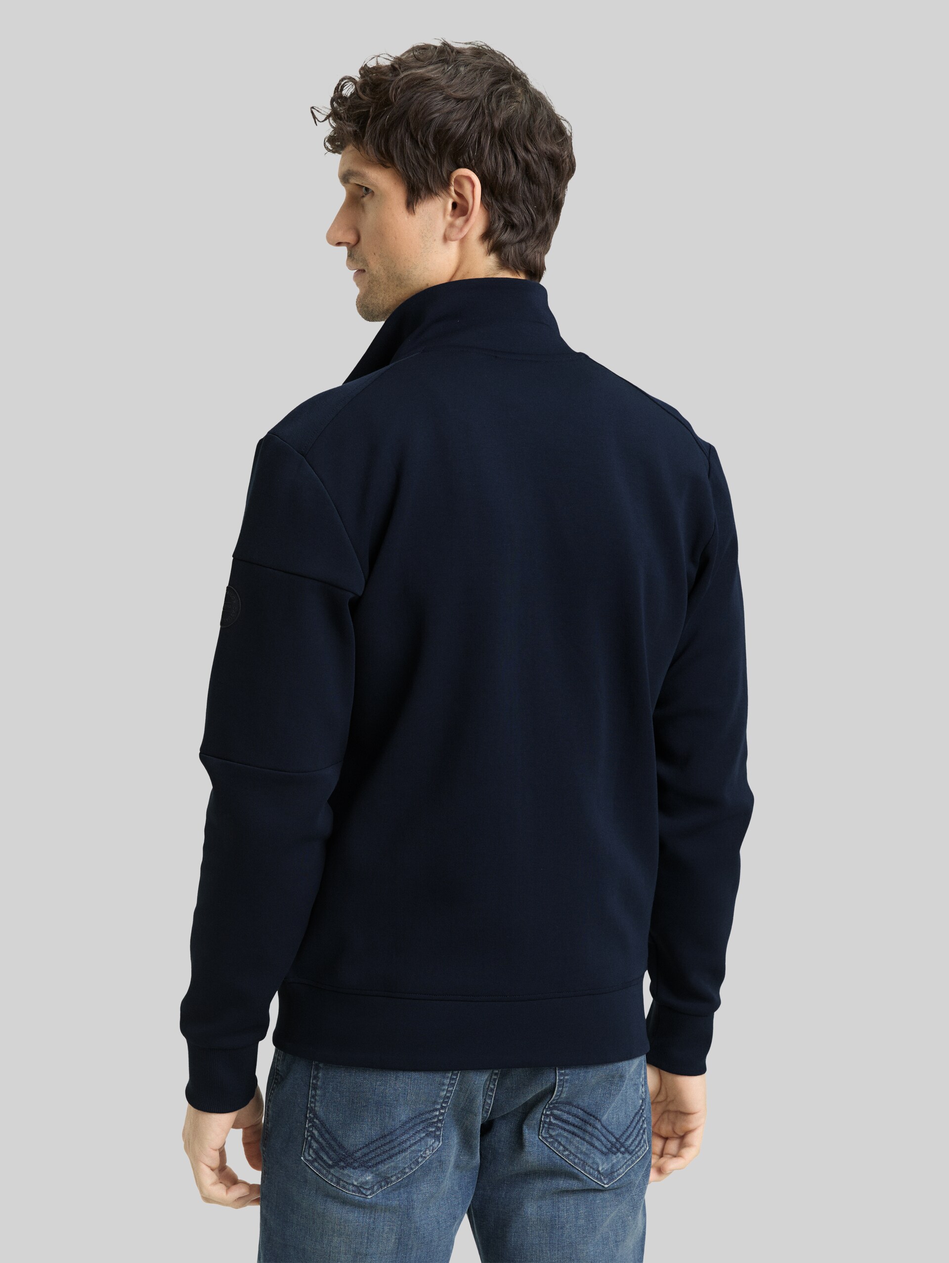 Sweatjacke mit Reißverschlusstaschen - sky captain blue - Auschnitt Model-Rückansicht