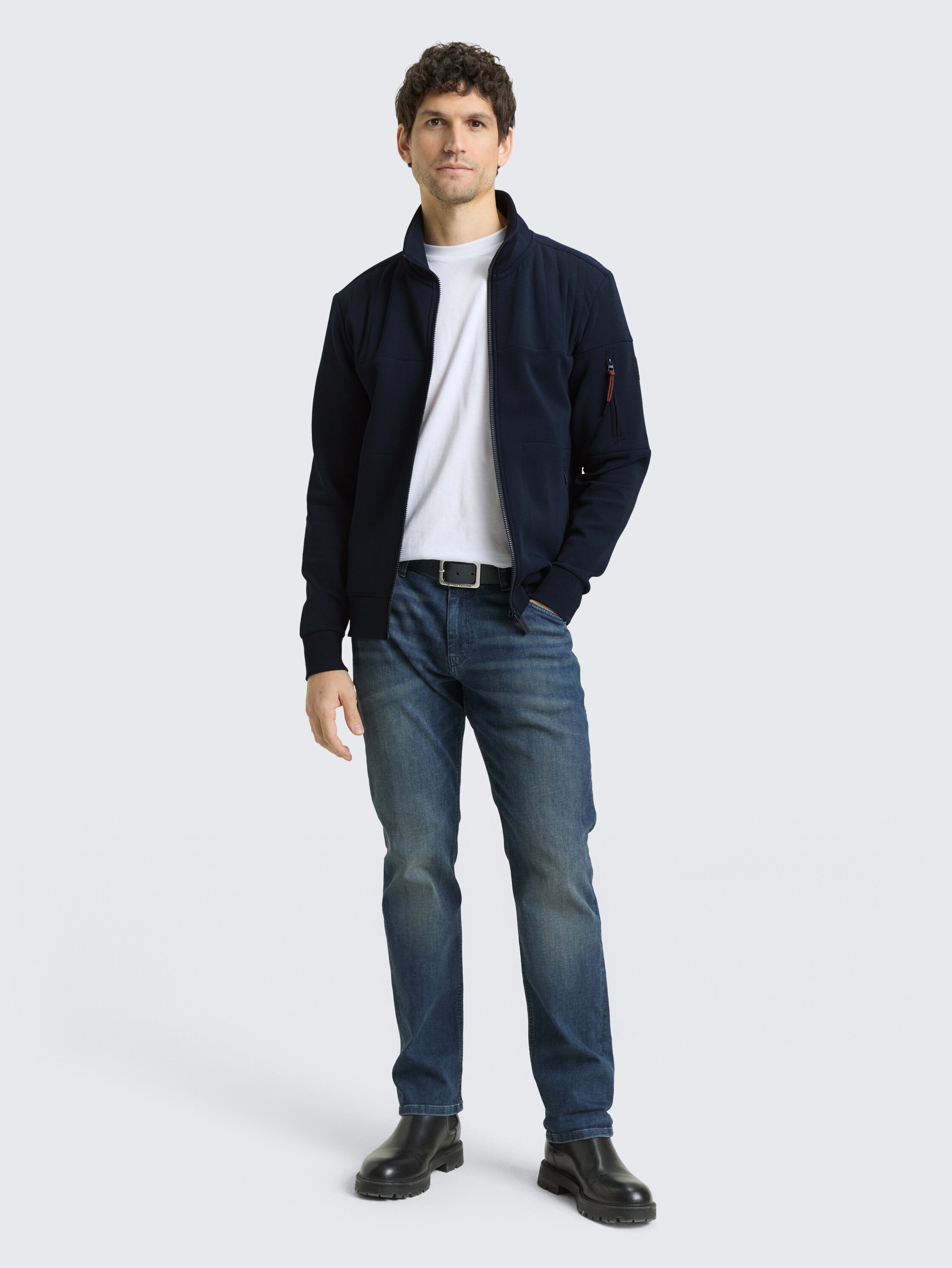 Sweatjacke mit Reißverschlusstaschen - sky captain blue - Model-Vorderansicht