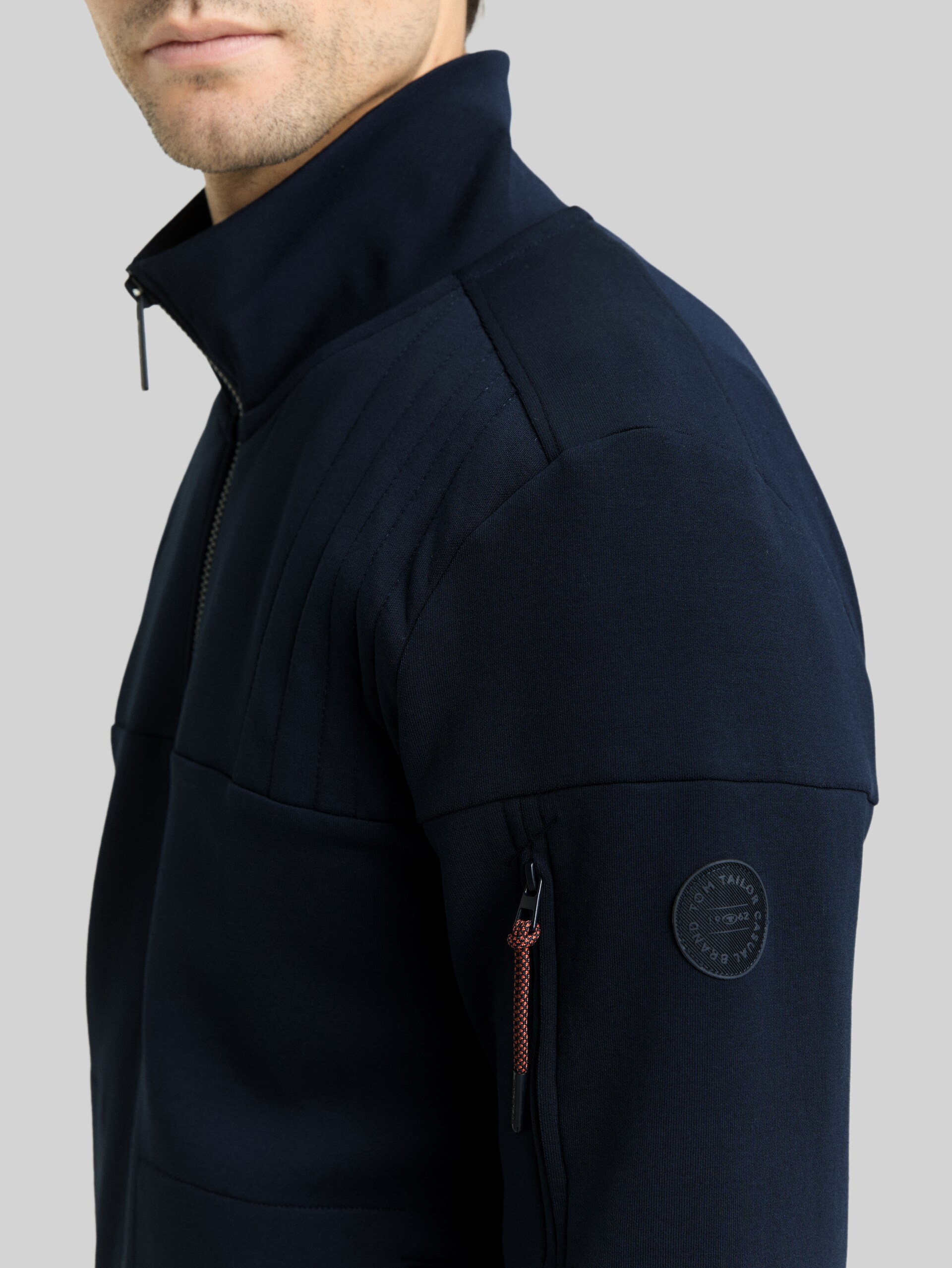 Sweatjacke mit Reißverschlusstaschen - sky captain blue - Detail-Model-Ansicht