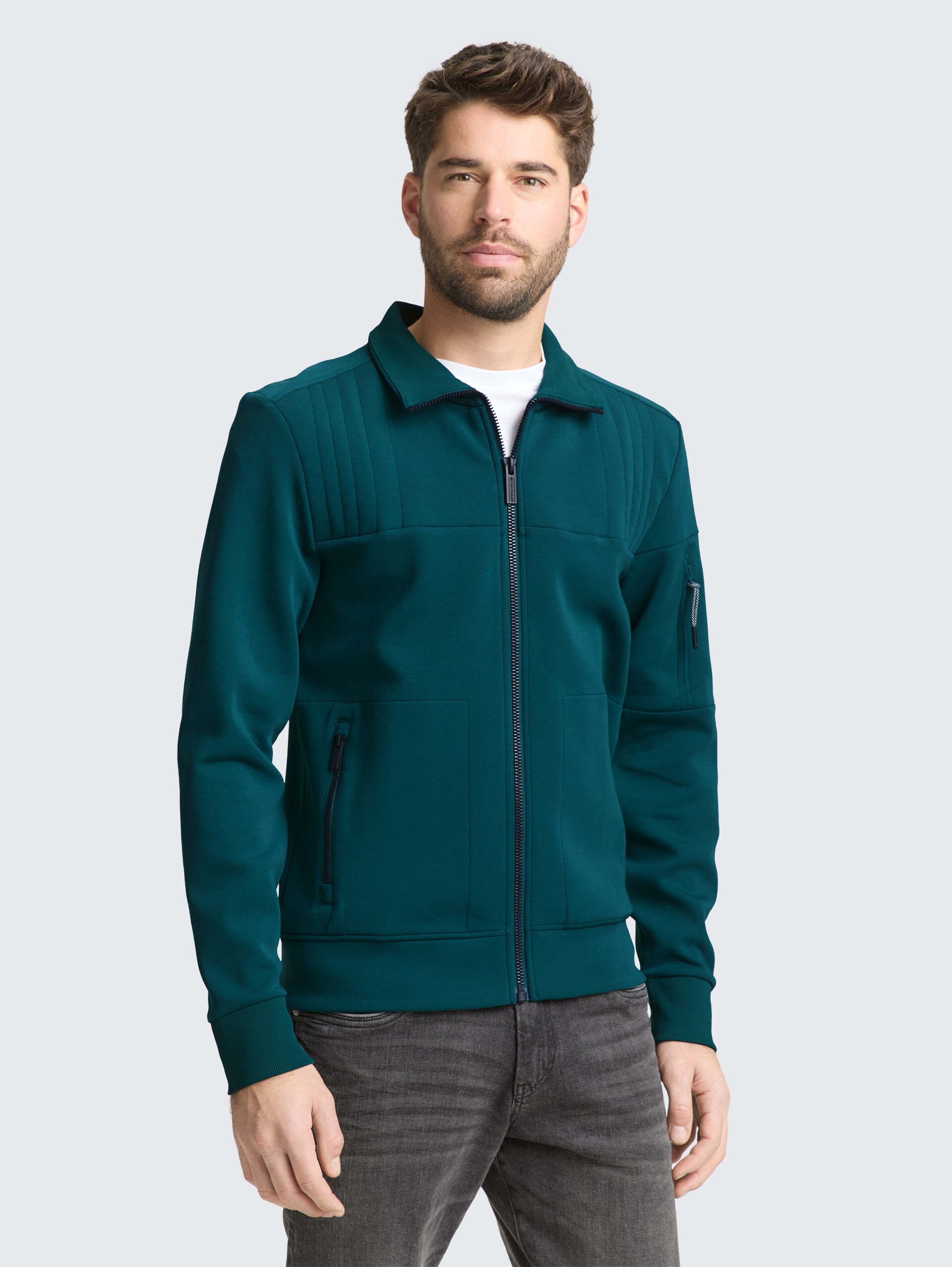 Sweatjacke mit Reißverschlusstaschen - Deep Meadow Green - Ausschnitt Model-Vorderansicht