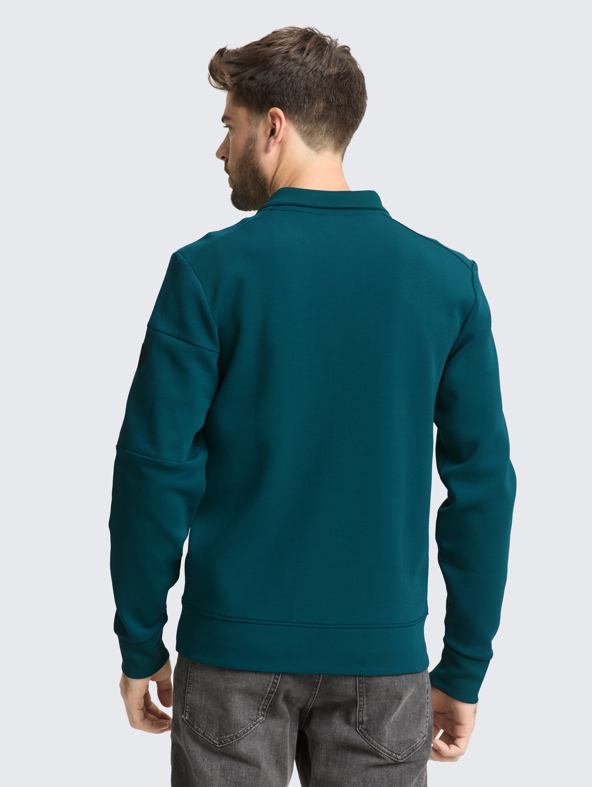 Sweatjacke mit Reißverschlusstaschen - Deep Meadow Green - Auschnitt Model-Rückansicht