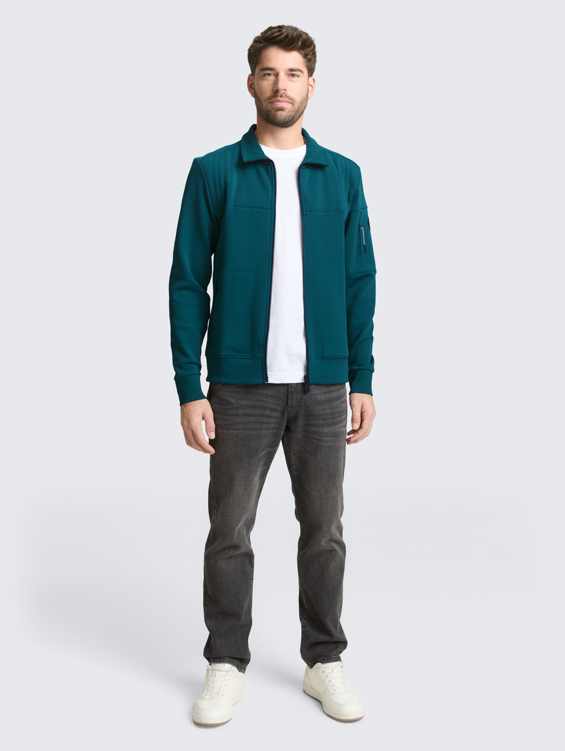 Sweatjacke mit Reißverschlusstaschen - Deep Meadow Green - Model-Vorderansicht