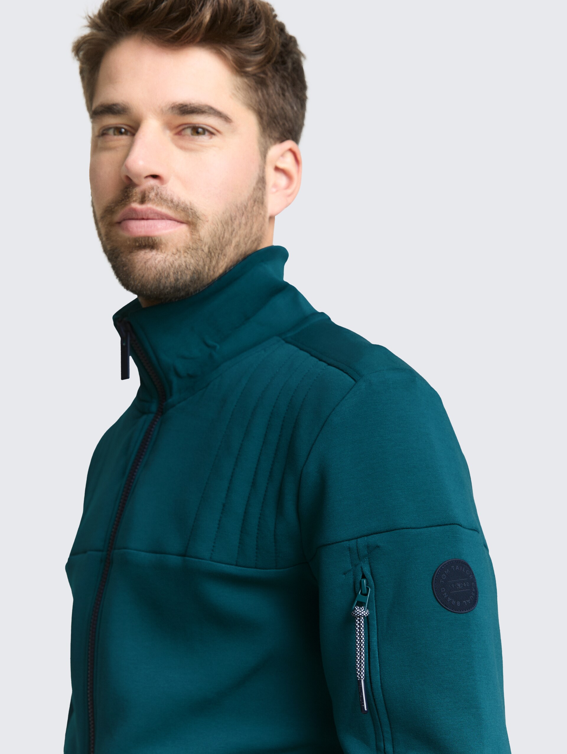 Sweatjacke mit Reißverschlusstaschen - Deep Meadow Green - Detail-Model-Ansicht