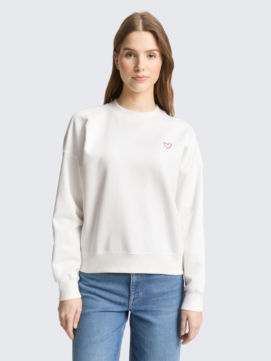 Sweatshirt mit Herz-Detail - off white - Ausschnitt Model-Vorderansicht