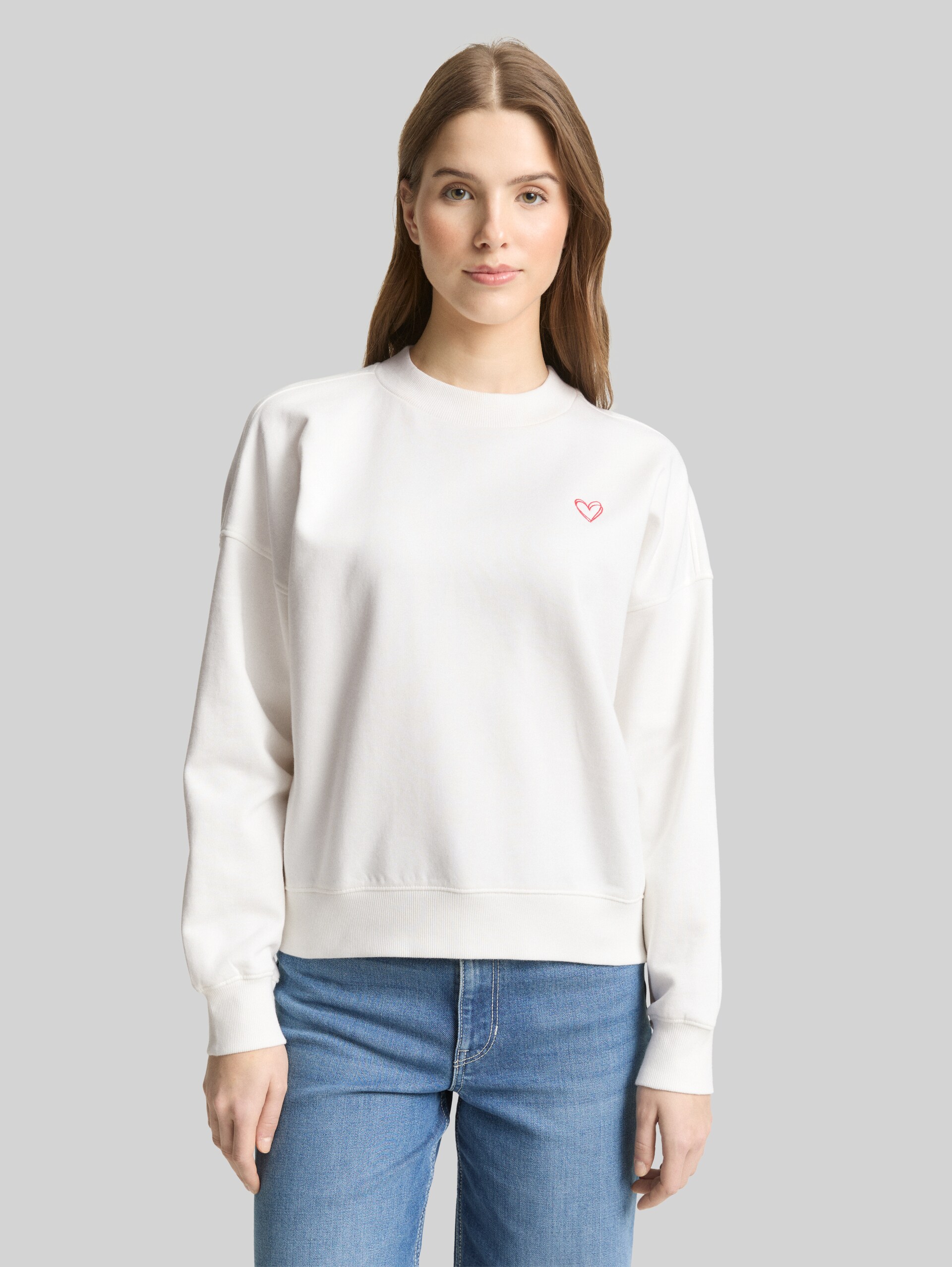 Sweatshirt mit Herz-Detail - off white - Ausschnitt Model-Vorderansicht