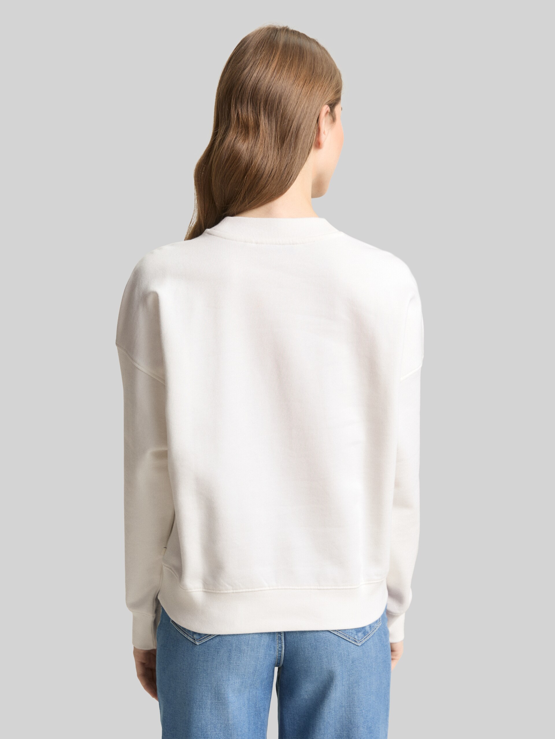Sweatshirt mit Herz-Detail - off white - Auschnitt Model-Rückansicht
