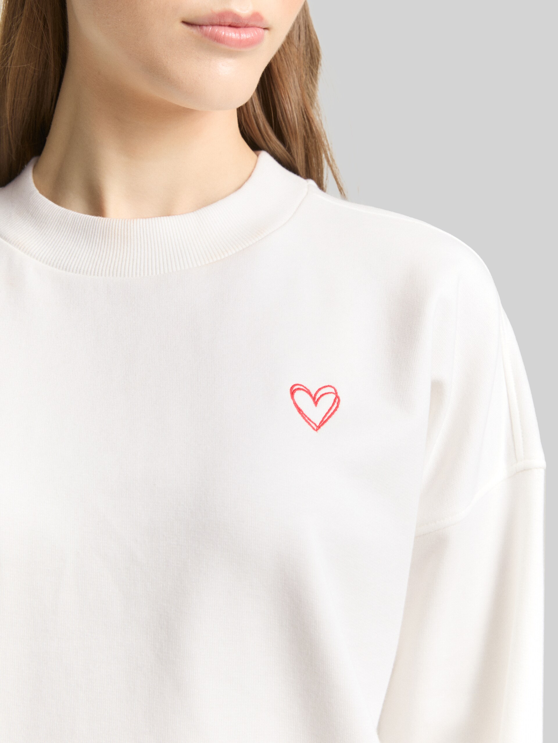 Sweatshirt mit Herz-Detail - off white - Detail-Model-Ansicht