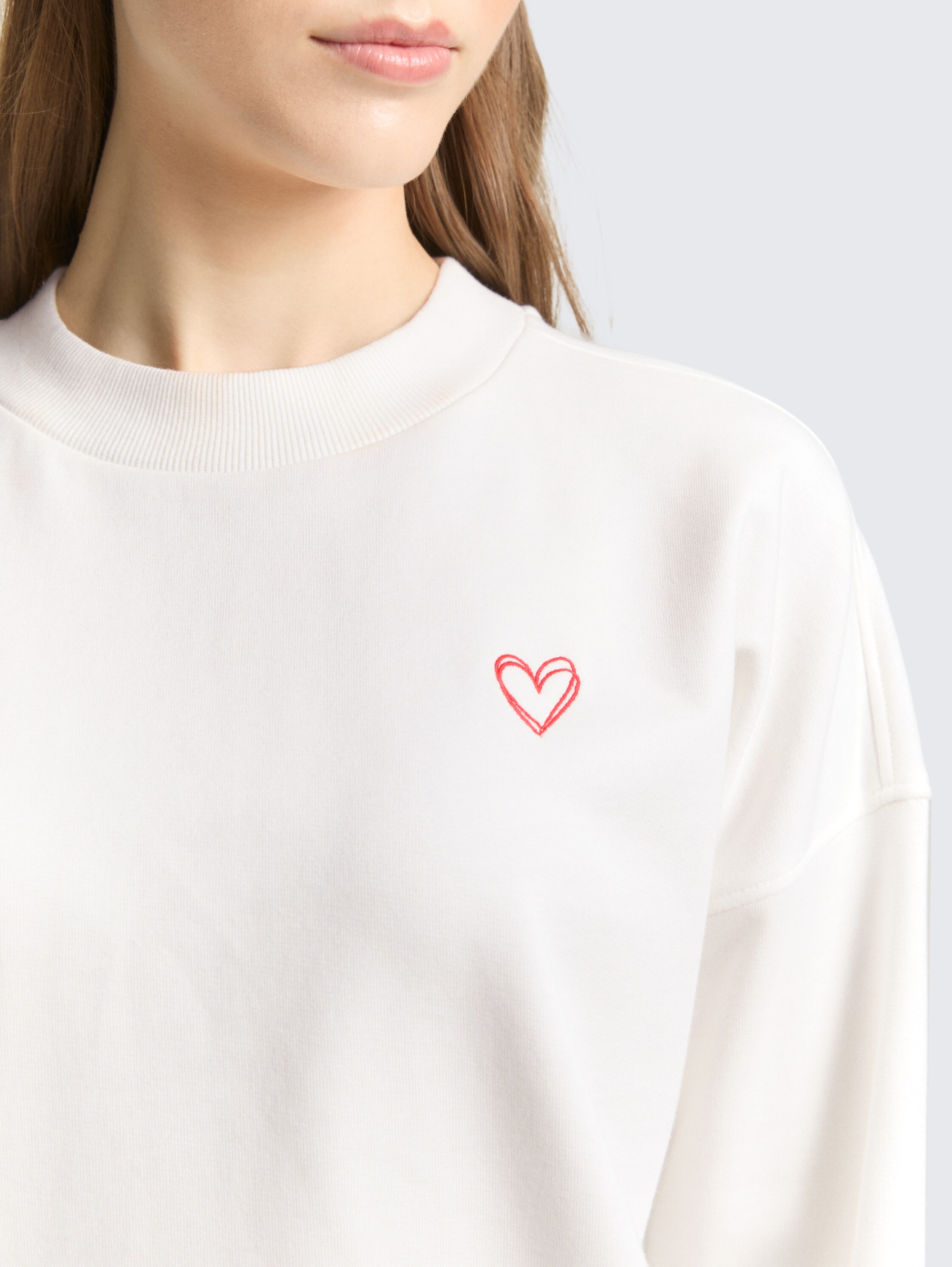 Sweatshirt mit Herz-Detail - off white - Detail-Model-Ansicht