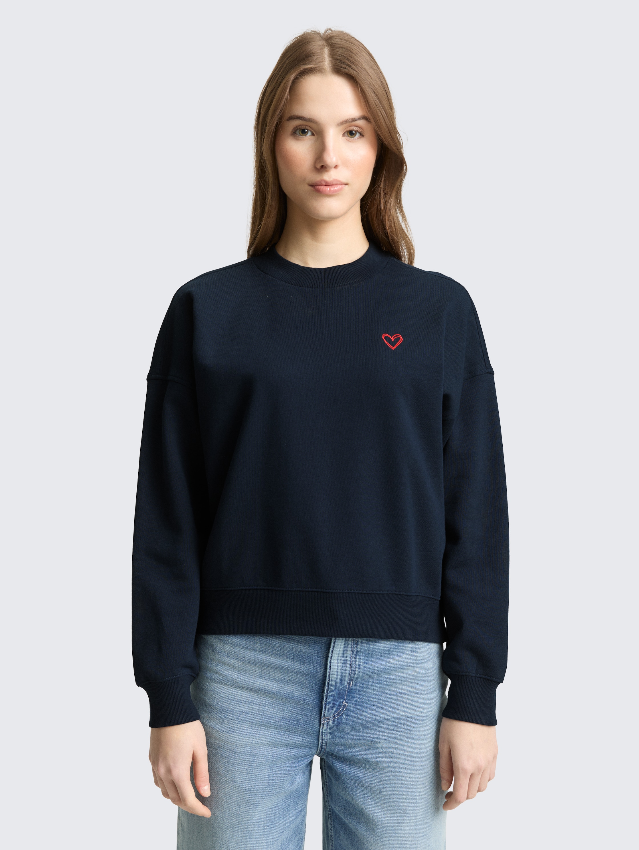 Sweatshirt mit Herz-Detail - sky captain blue - Ausschnitt Model-Vorderansicht