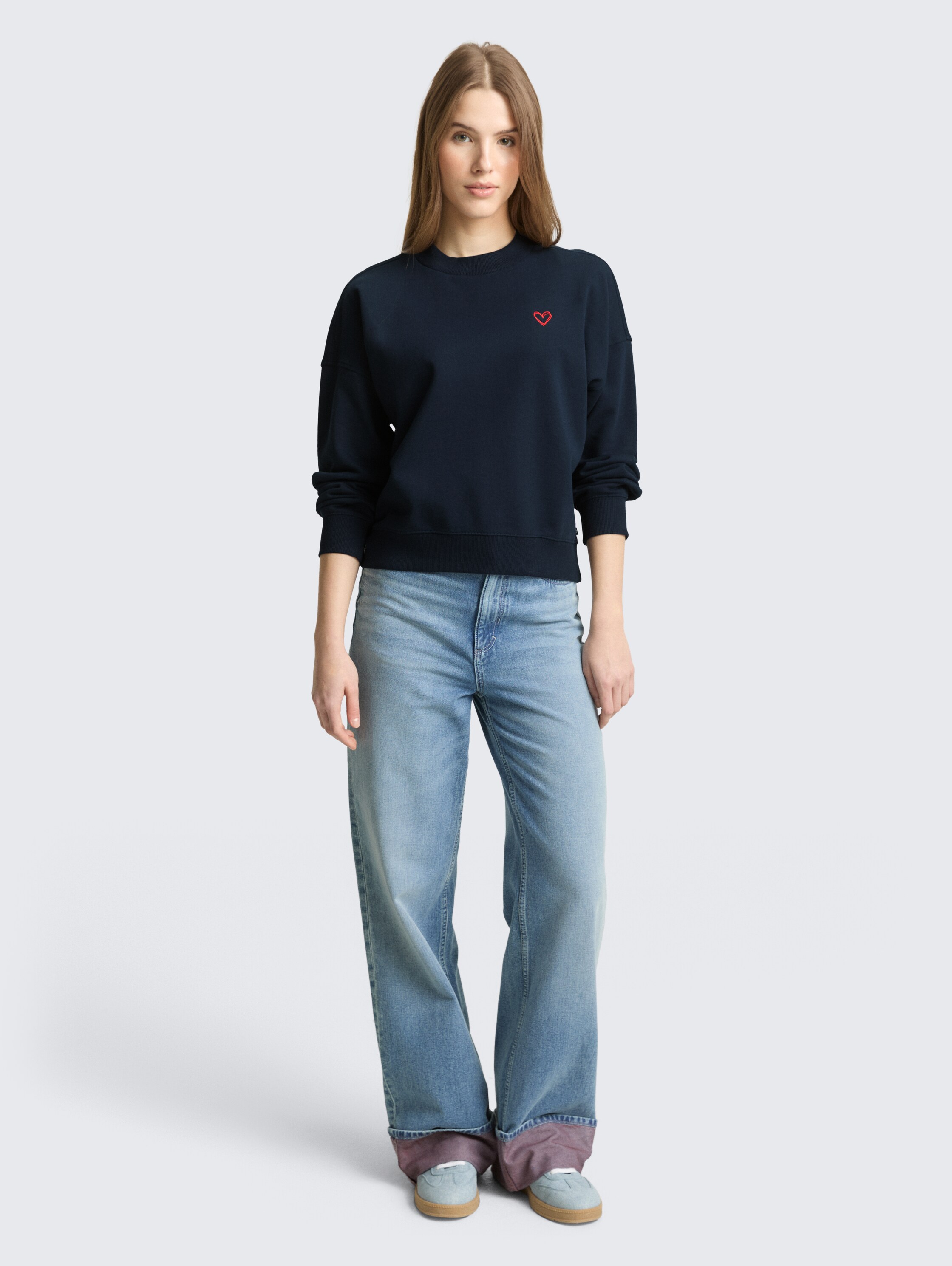 Sweatshirt mit Herz-Detail - sky captain blue - Model-Vorderansicht