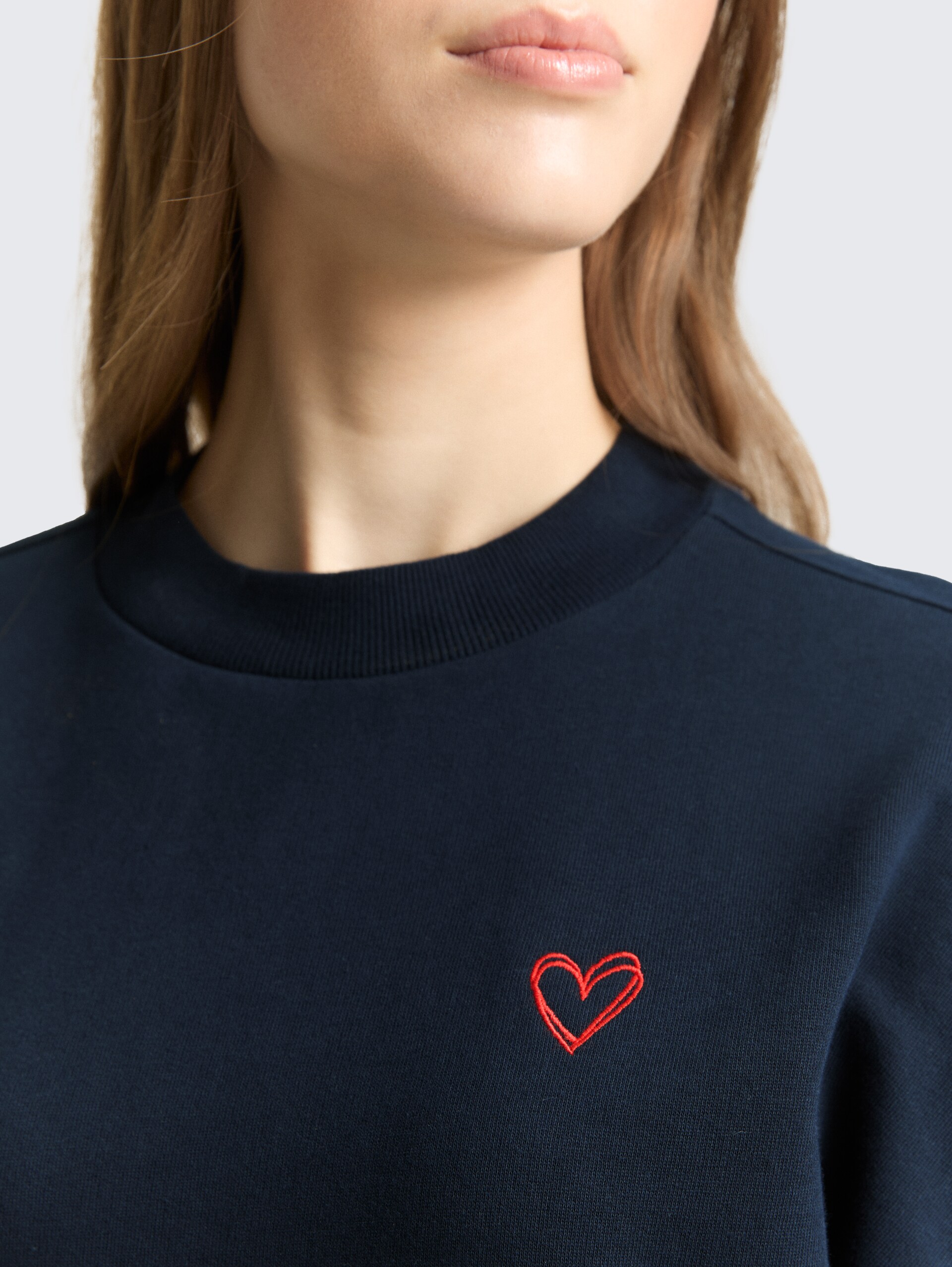 Sweatshirt mit Herz-Detail - sky captain blue - Detail-Model-Ansicht