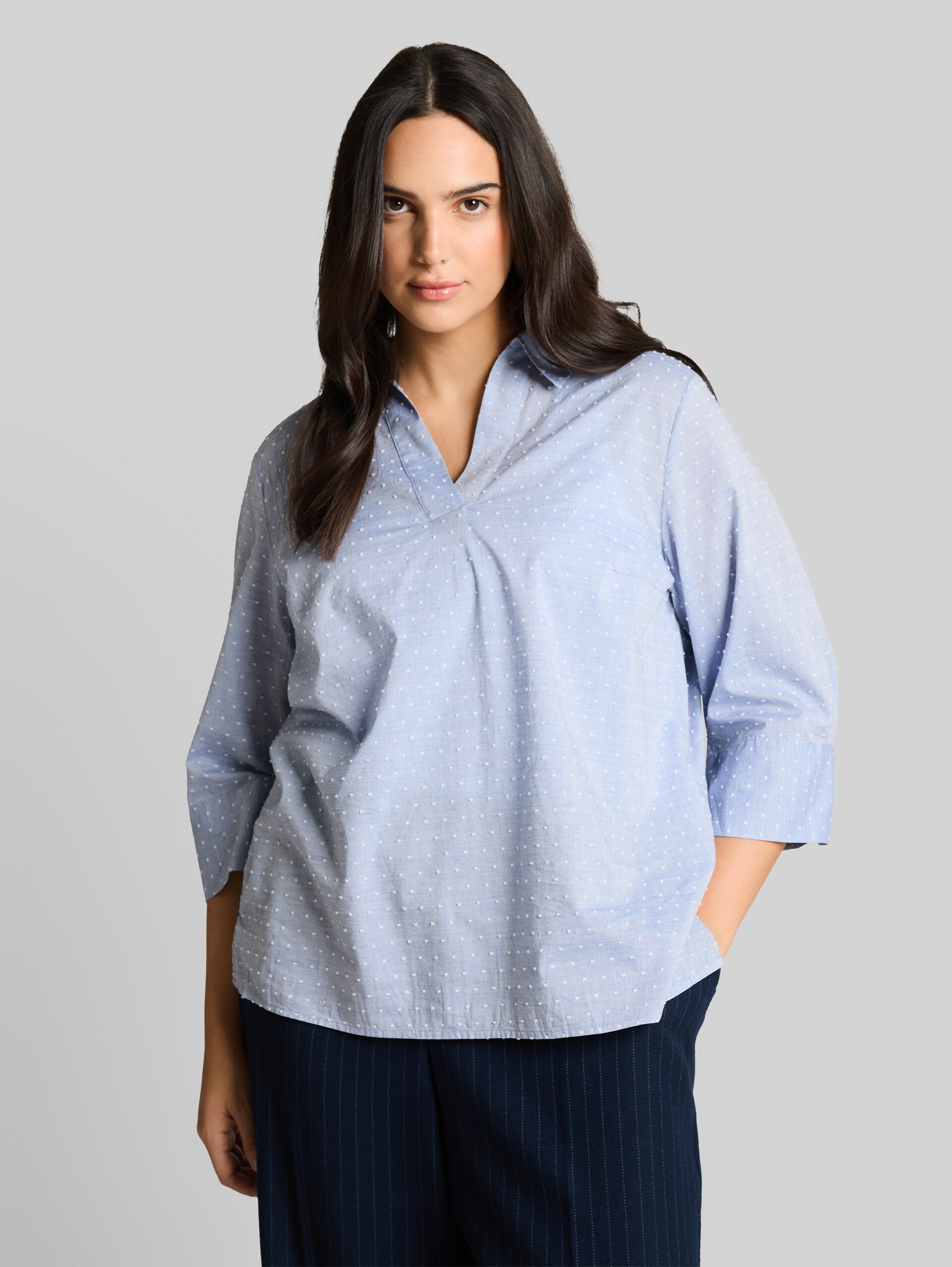Plus Size - Loose fit blouse met borduursel - blue white dobby - Nek model vooraanzicht