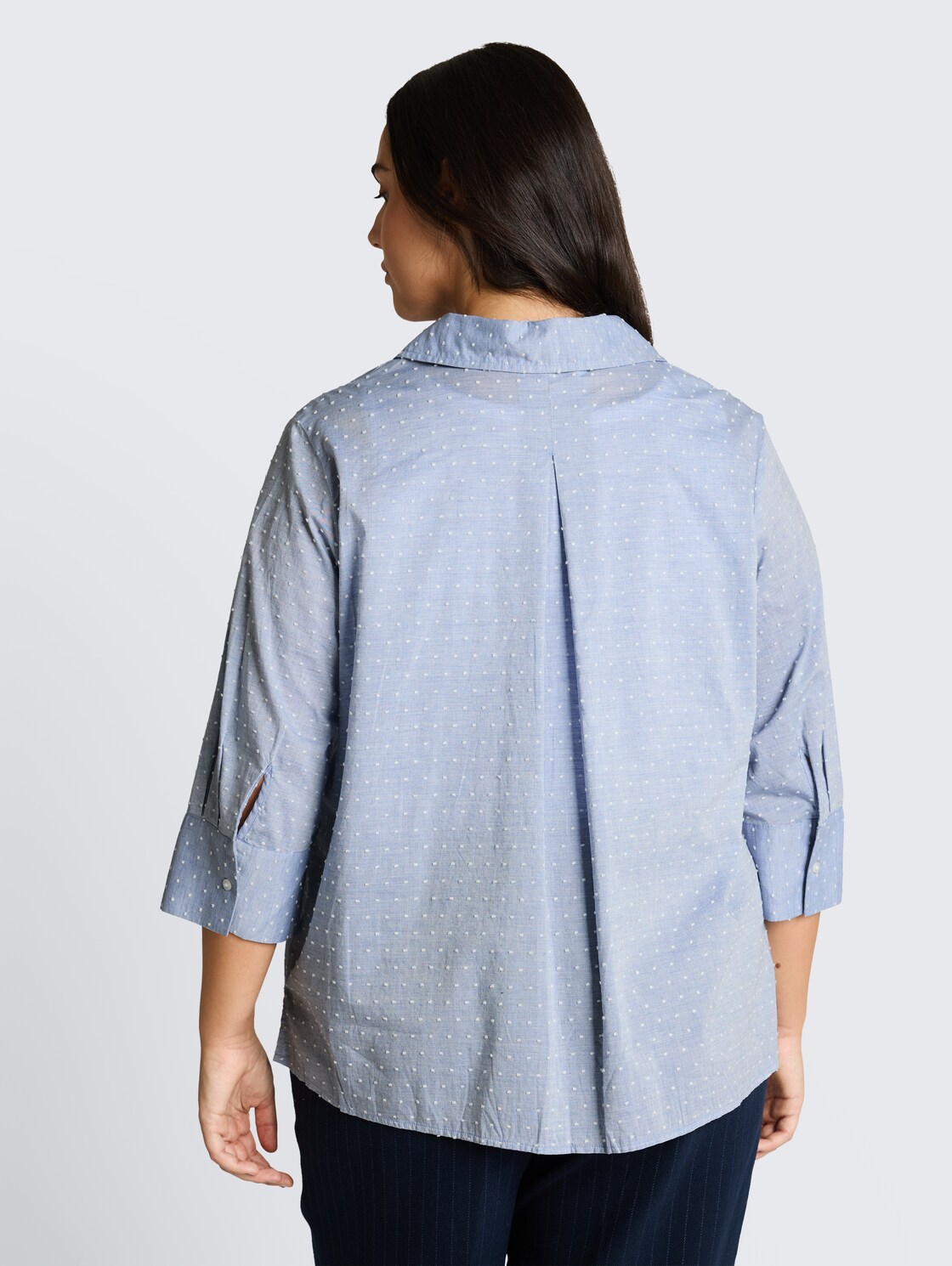 Plus Size - Loose Fit Bluse mit Stickerei - blue white dobby - Auschnitt Model-Rückansicht