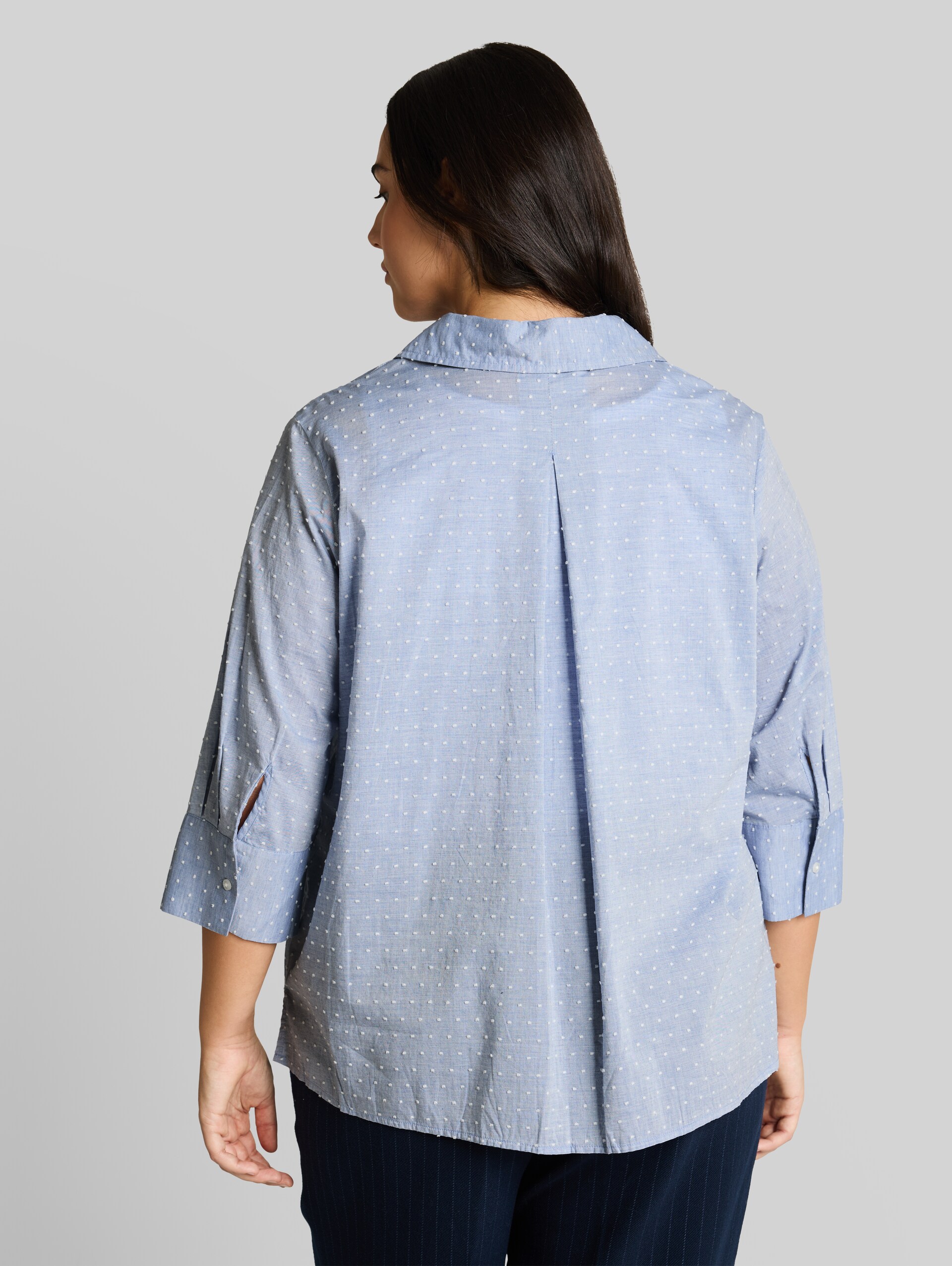 Plus Size - Loose fit blouse met borduursel - blue white dobby - Neklijn model-achteraanzicht