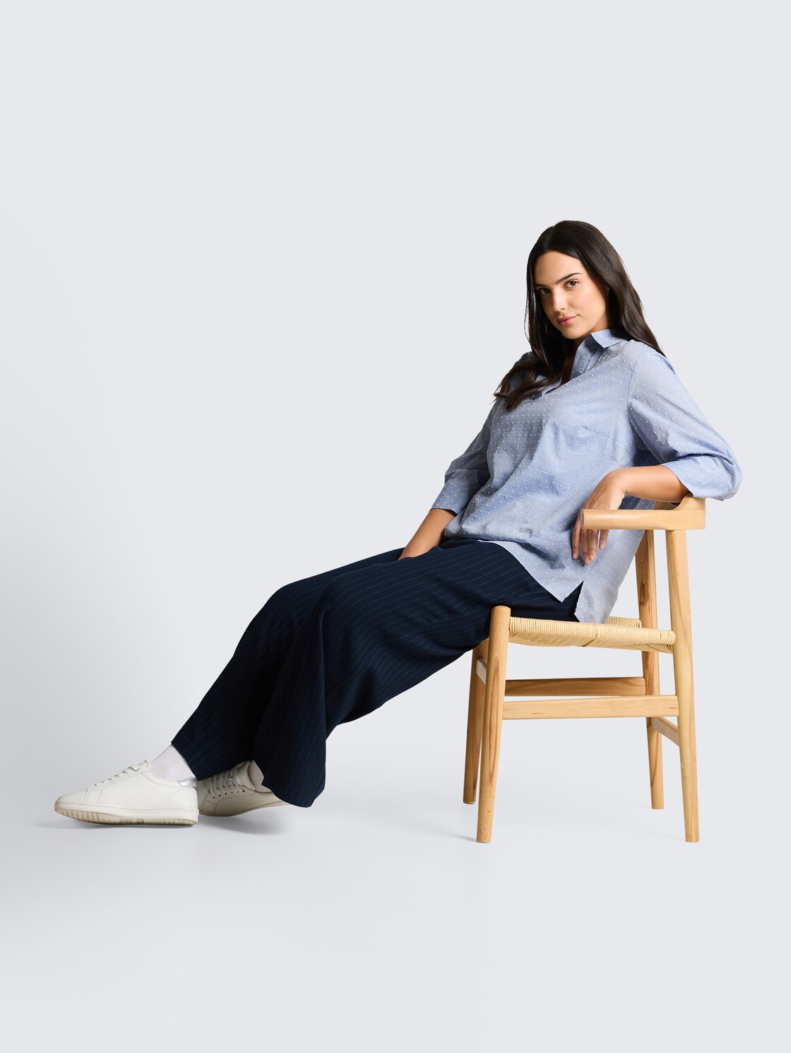 Plus Size - Loose Fit Bluse mit Stickerei - blue white dobby - Model-Vorderansicht