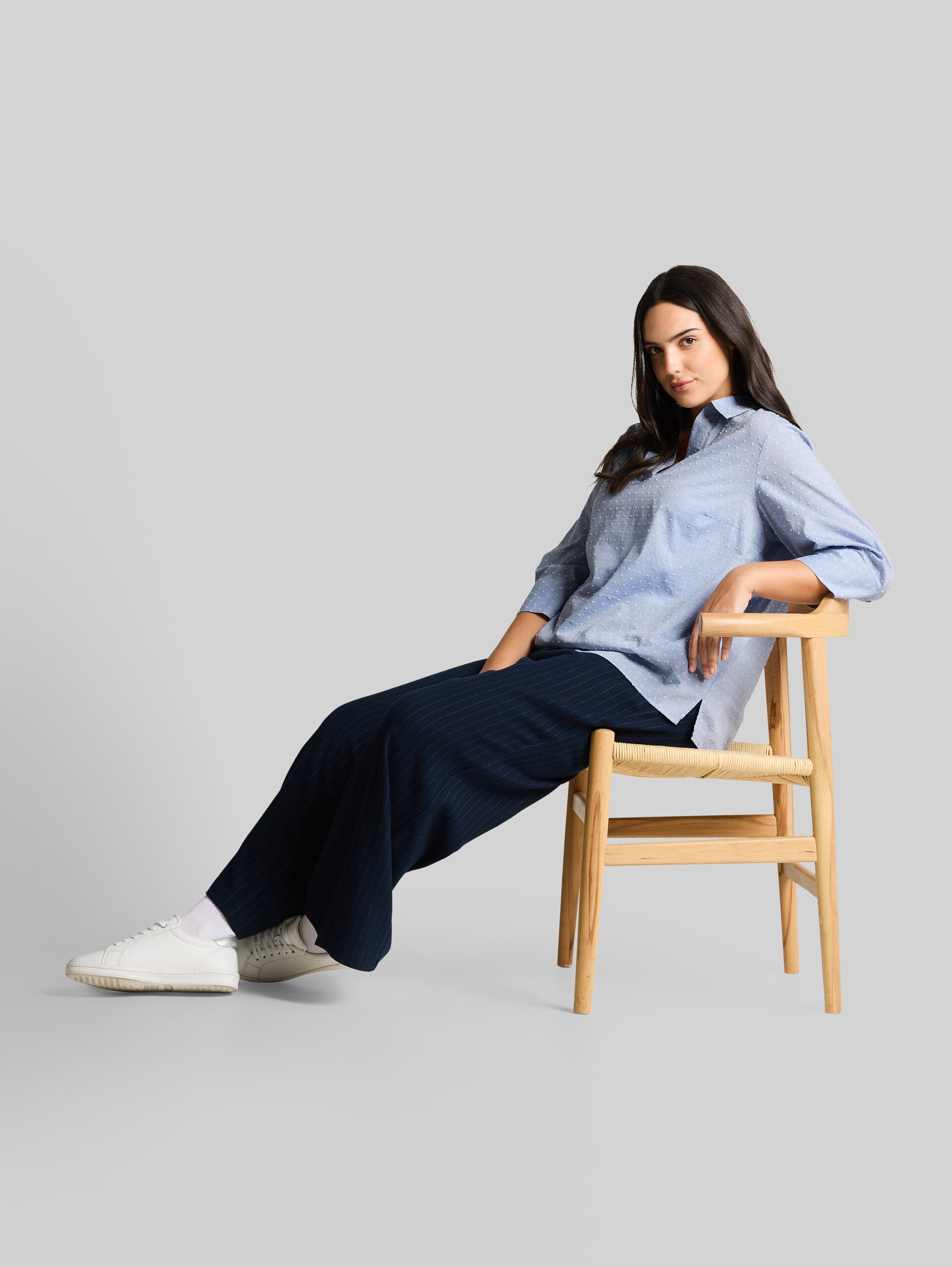 Plus Size - Loose fit blouse met borduursel - blue white dobby - Model vooraanzicht