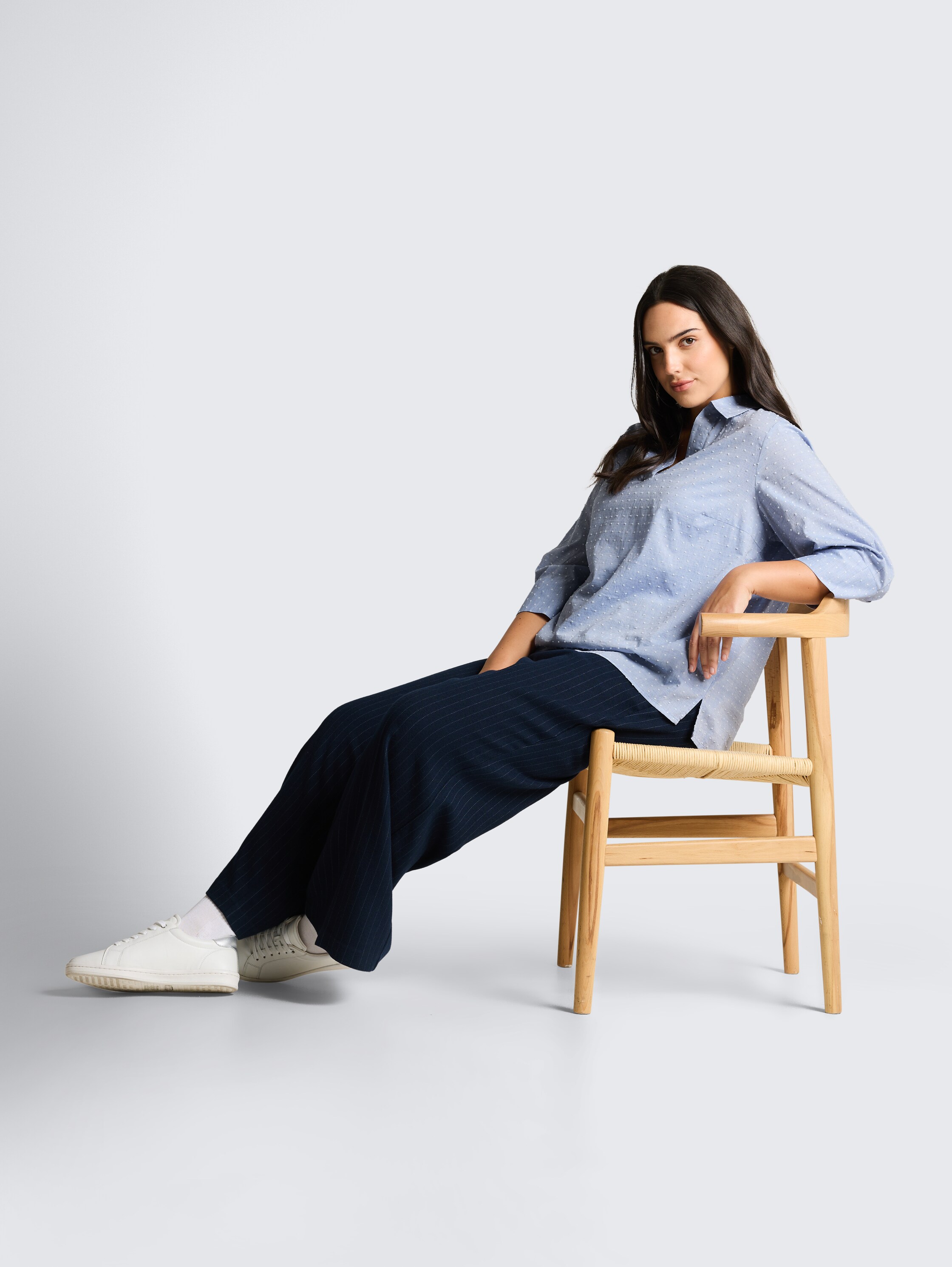 Plus Size - Loose Fit Bluse mit Stickerei - blue white dobby - Model-Vorderansicht