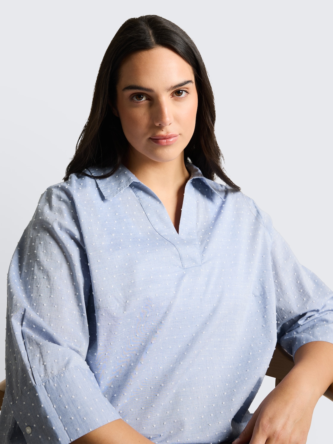 Plus Size - Loose Fit Bluse mit Stickerei - blue white dobby - Detail-Model-Ansicht