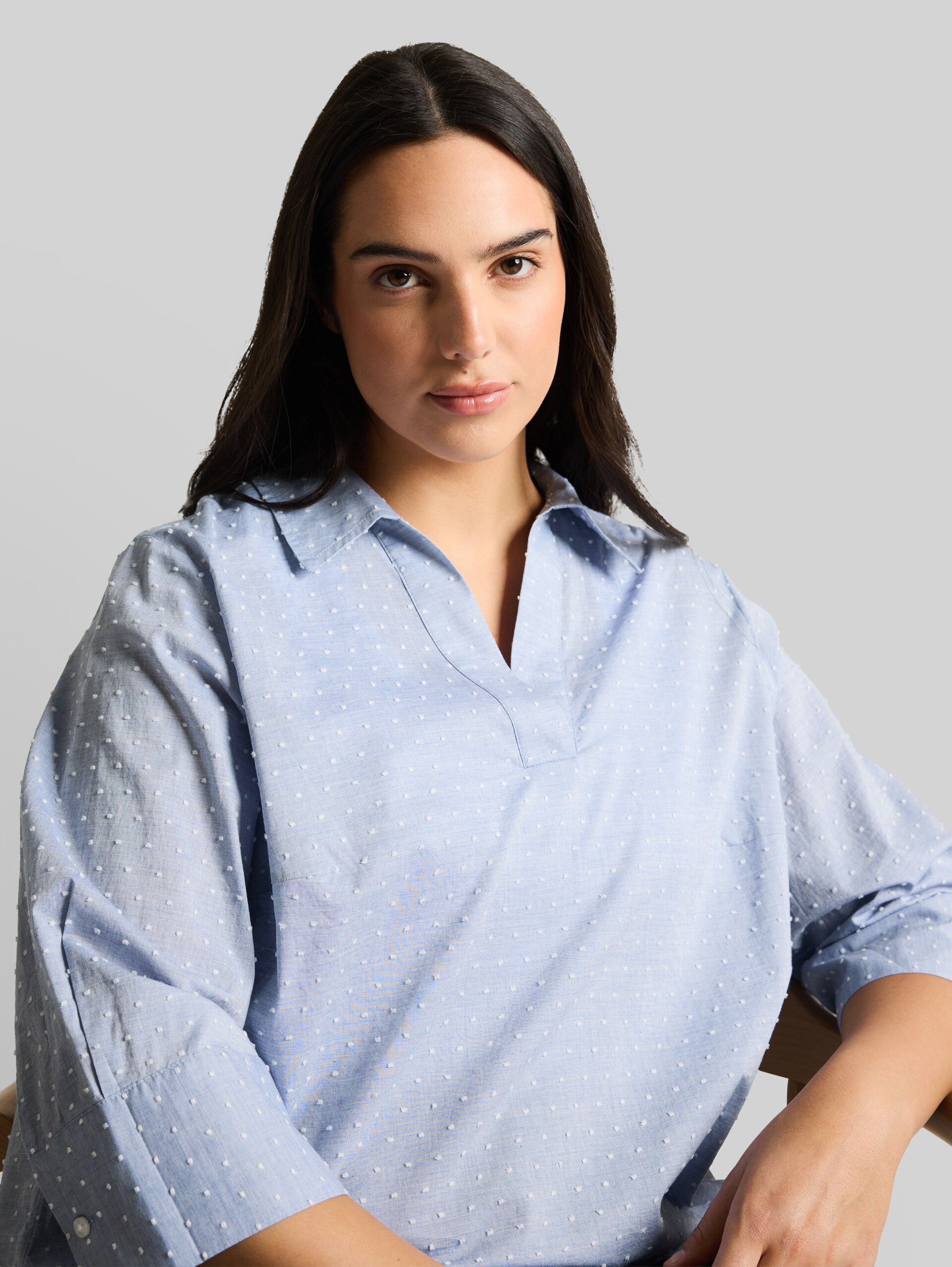 Plus Size - Loose fit blouse met borduursel - blue white dobby - Detailaanzicht model