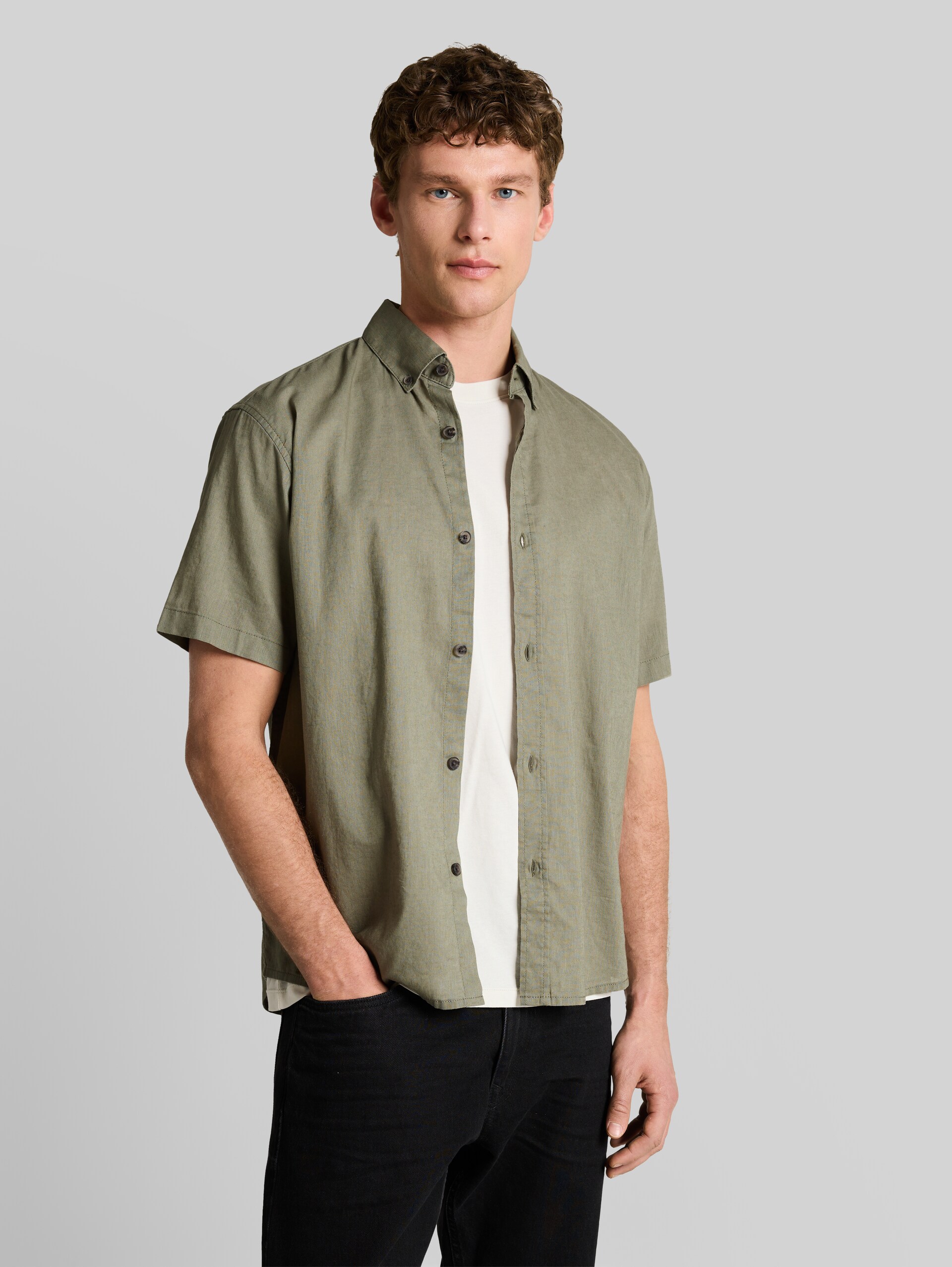 Relaxed Fit Kurzarmhemd mit Leinenanteil - Sea Spray - Ausschnitt Model-Vorderansicht
