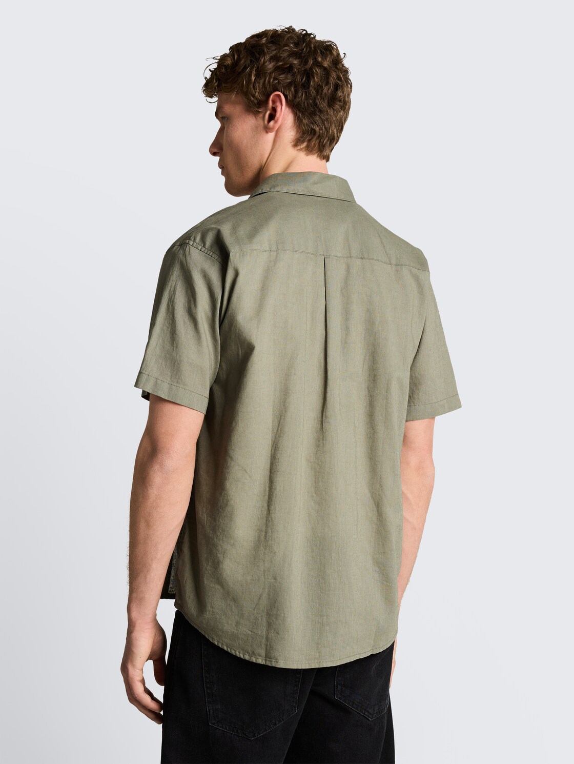 Relaxed Fit Kurzarmhemd mit Leinenanteil - Sea Spray - Auschnitt Model-Rückansicht