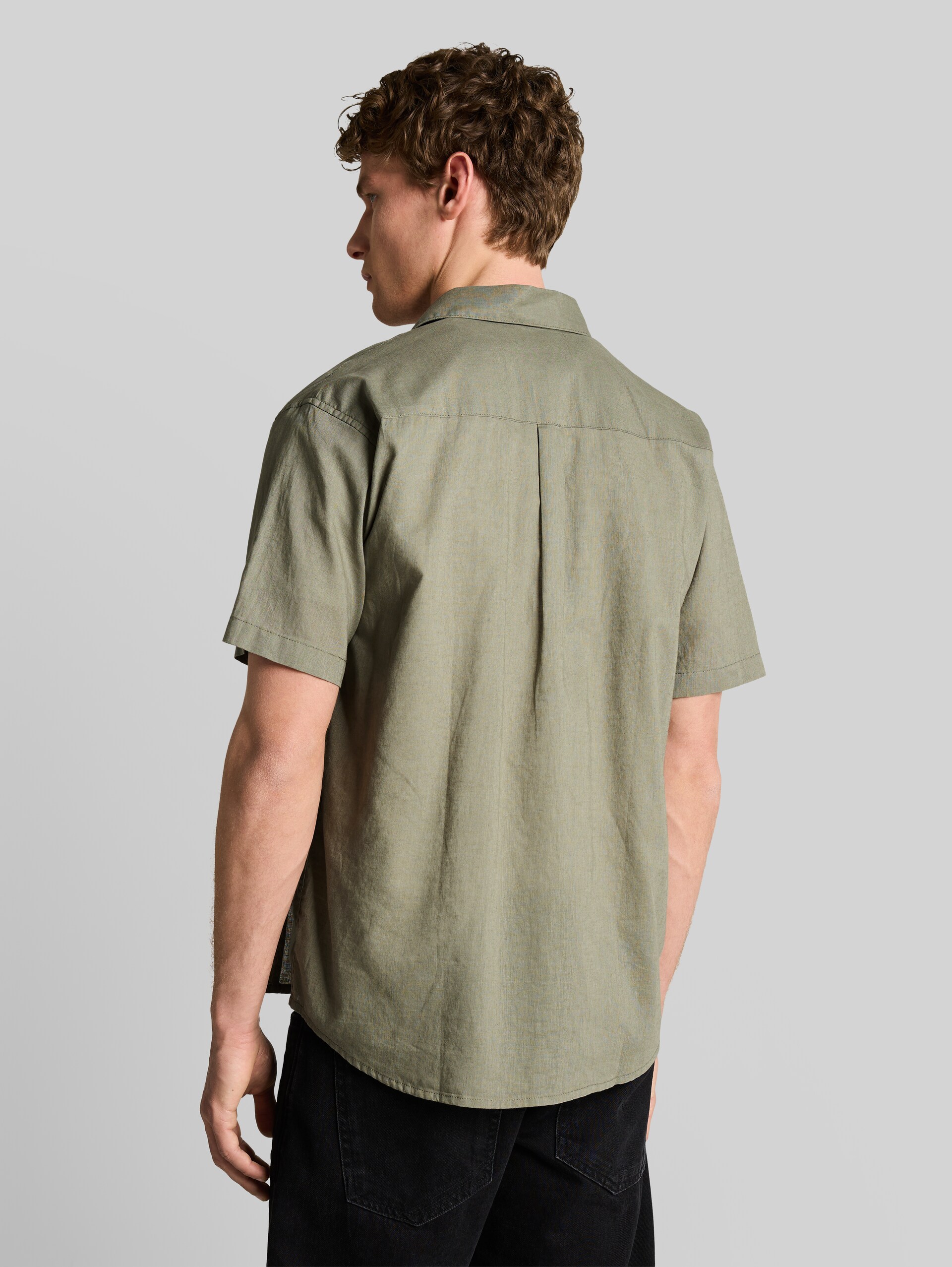 Relaxed Fit Kurzarmhemd mit Leinenanteil - Sea Spray - Auschnitt Model-Rückansicht