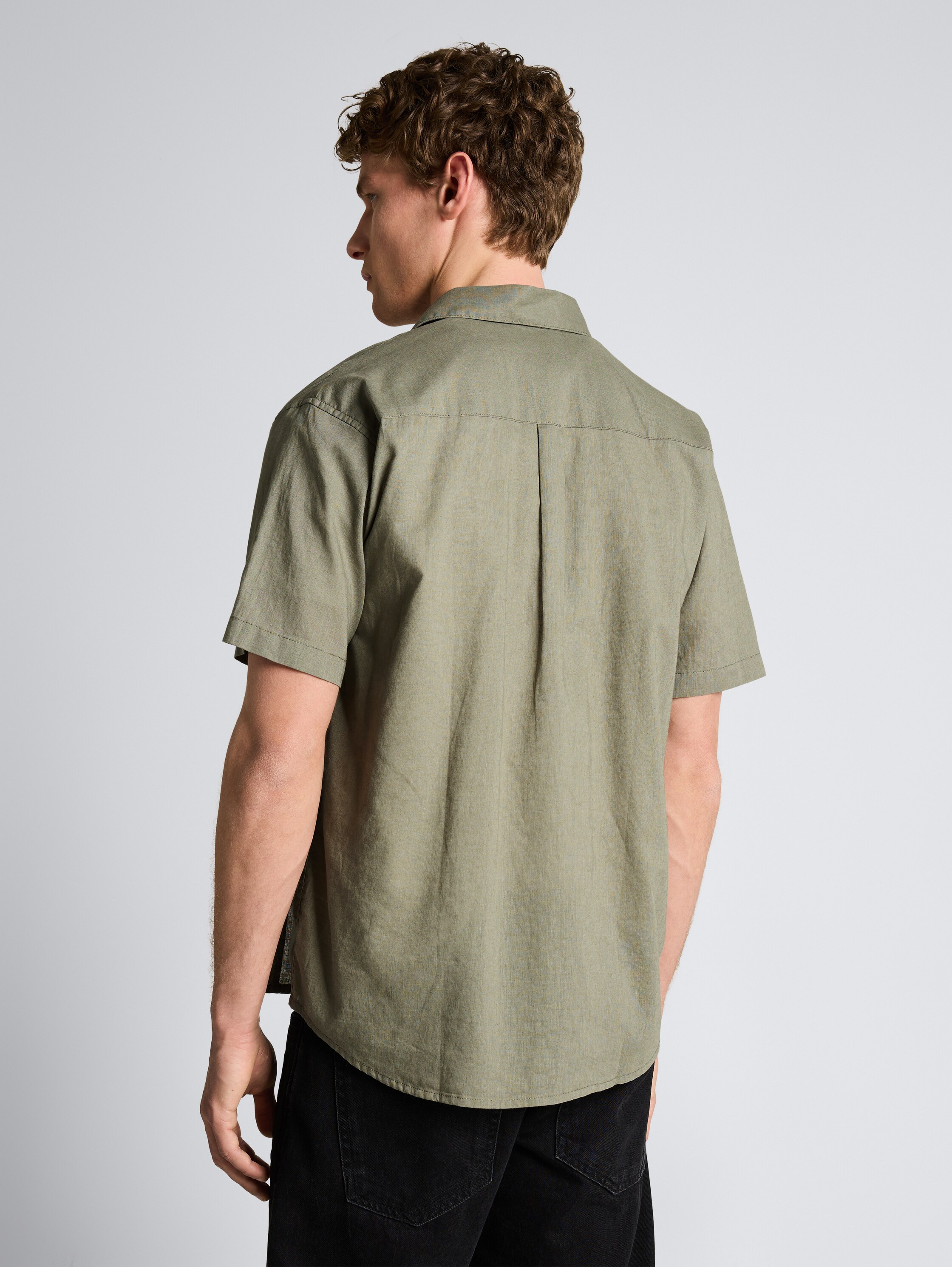 Relaxed Fit Kurzarmhemd mit Leinenanteil - Sea Spray - Auschnitt Model-Rückansicht