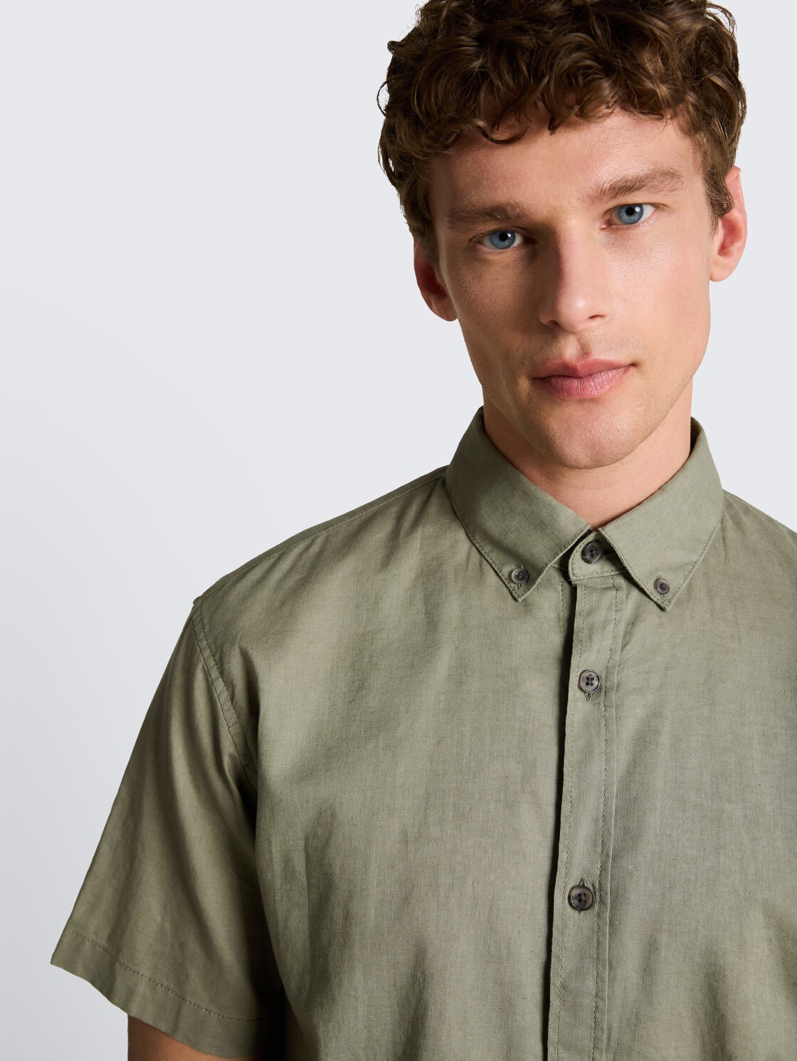 Relaxed Fit Kurzarmhemd mit Leinenanteil - Sea Spray - Detail-Model-Ansicht