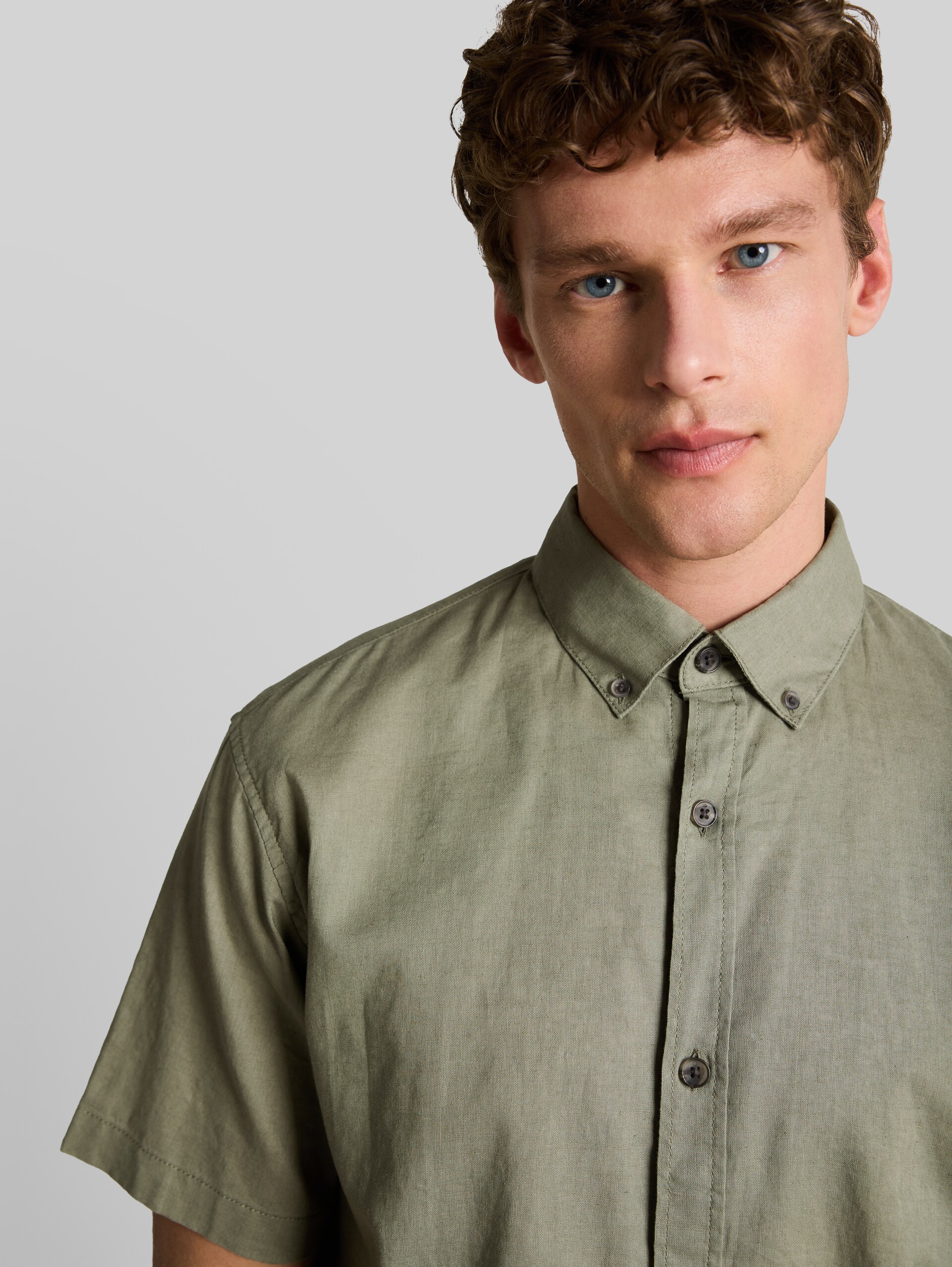 Relaxed Fit Kurzarmhemd mit Leinenanteil - Sea Spray - Detail-Model-Ansicht