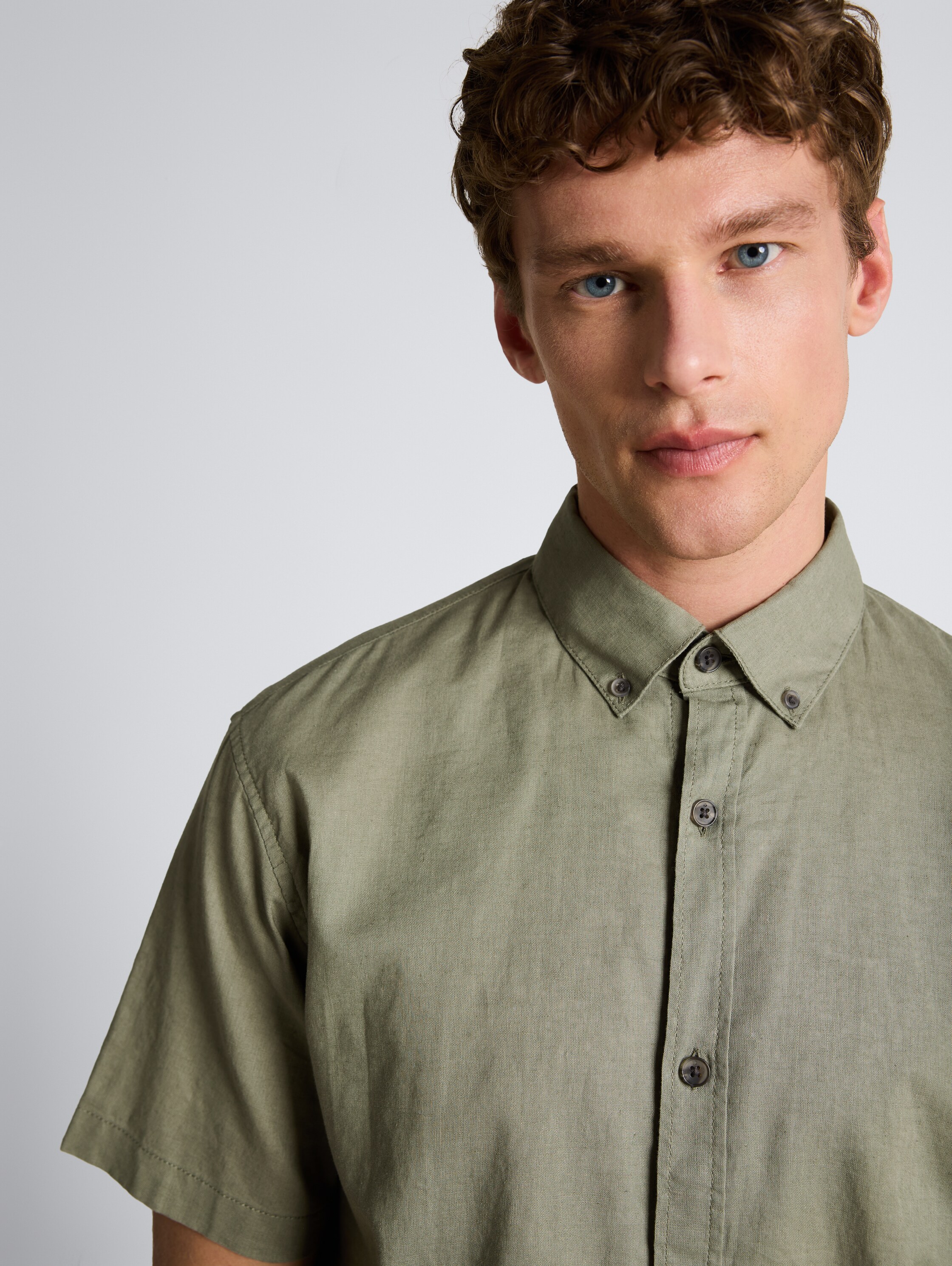 Relaxed Fit Kurzarmhemd mit Leinenanteil - Sea Spray - Detail-Model-Ansicht