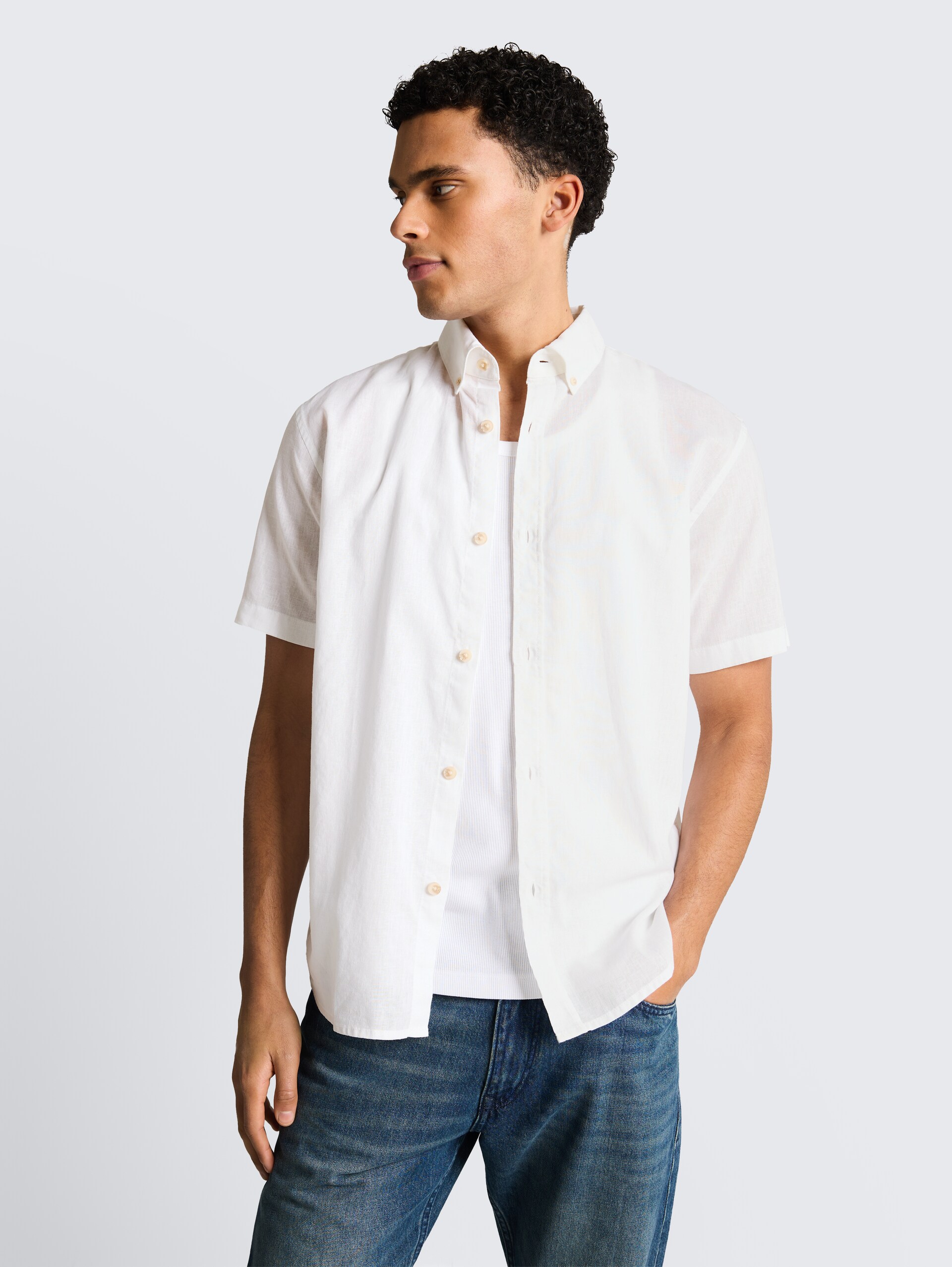 Relaxed Fit Kurzarmhemd mit Leinenanteil - White - Ausschnitt Model-Vorderansicht