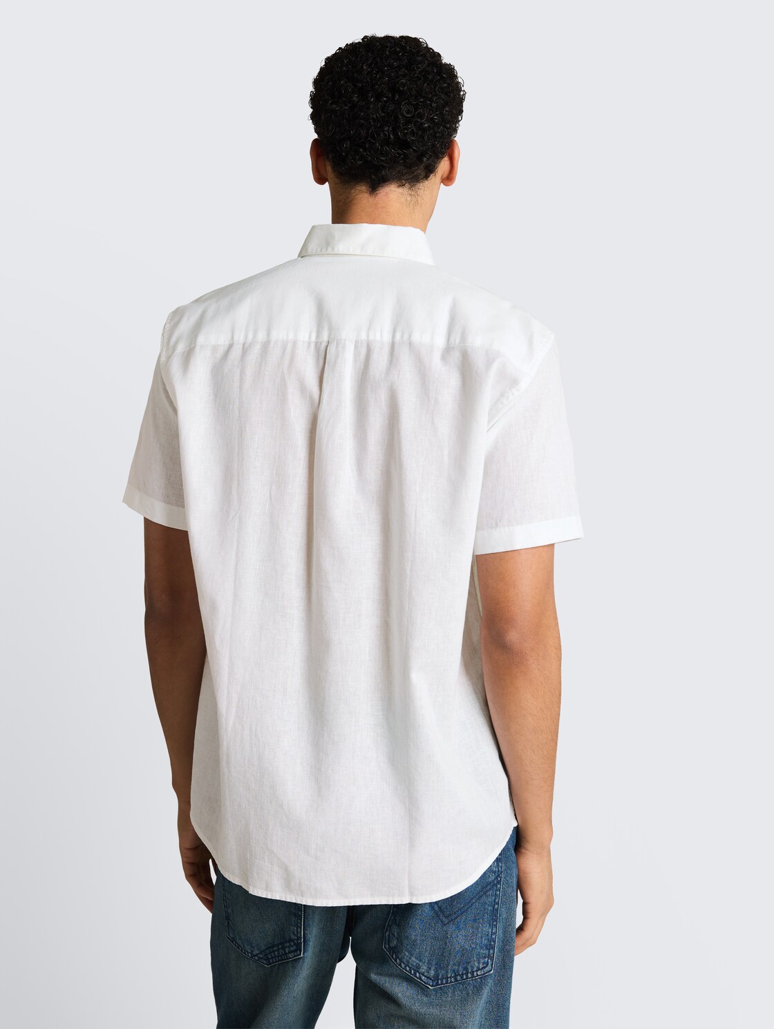 Relaxed Fit Kurzarmhemd mit Leinenanteil - White - Auschnitt Model-Rückansicht