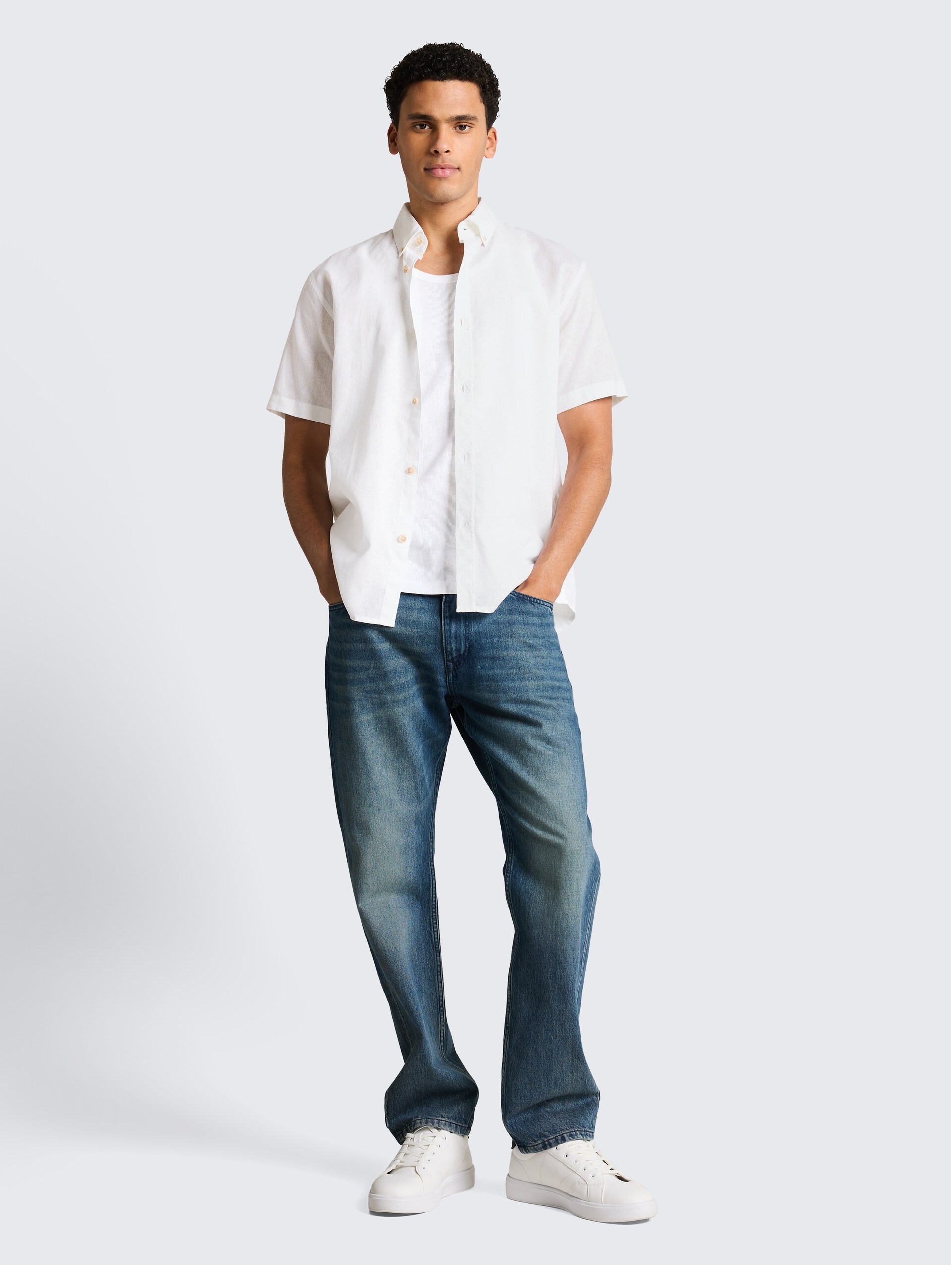 Relaxed Fit Kurzarmhemd mit Leinenanteil - White - Model-Vorderansicht