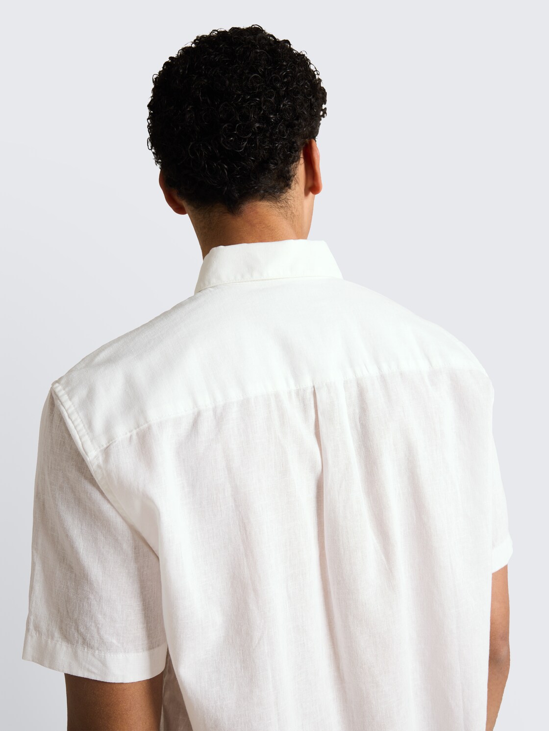 Relaxed Fit Kurzarmhemd mit Leinenanteil - White - Detail-Model-Ansicht