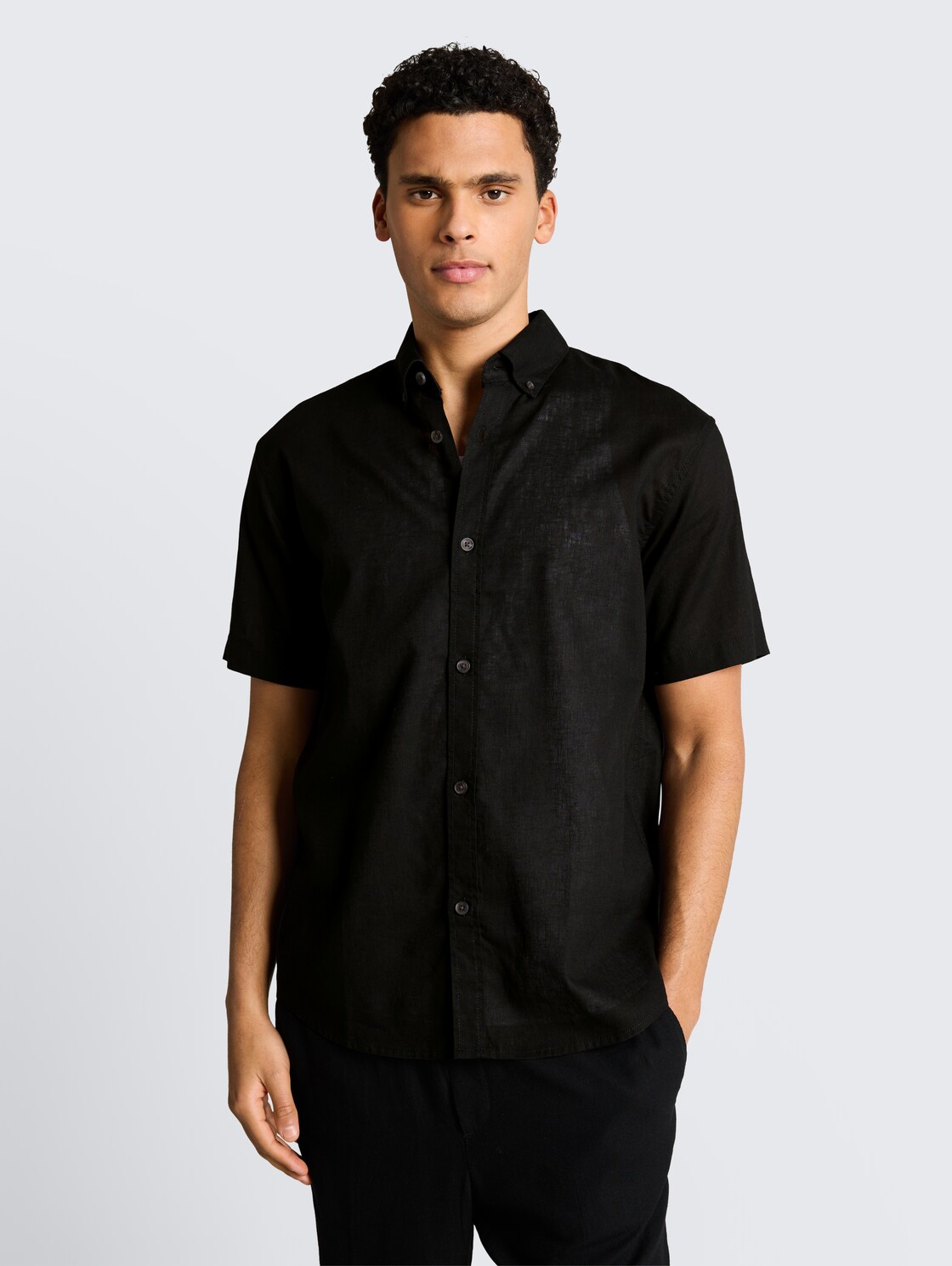 Relaxed fit overhemd met korte mouwen en linnen - Black - Nek model vooraanzicht