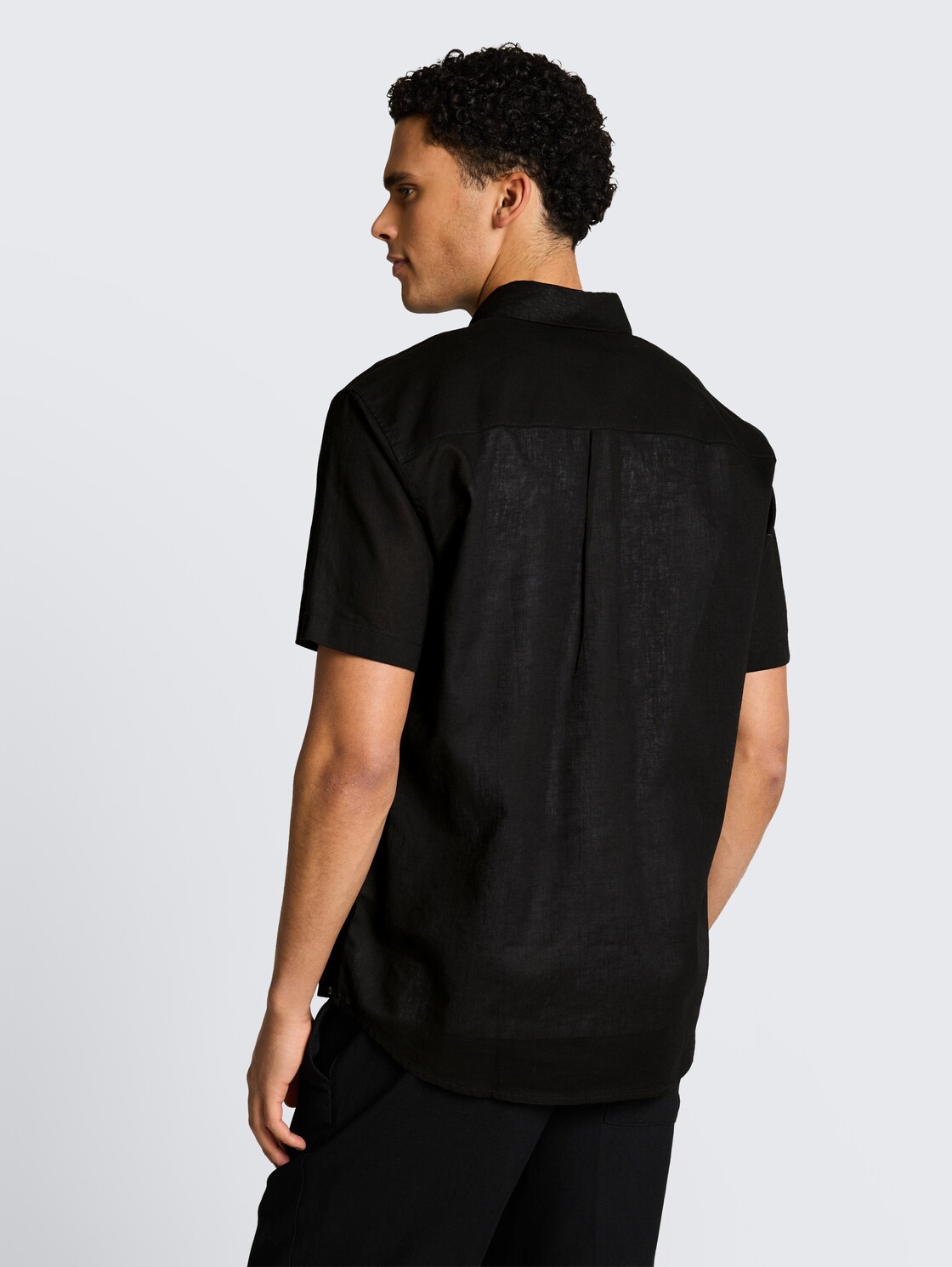 Relaxed fit overhemd met korte mouwen en linnen - Black - Neklijn model-achteraanzicht