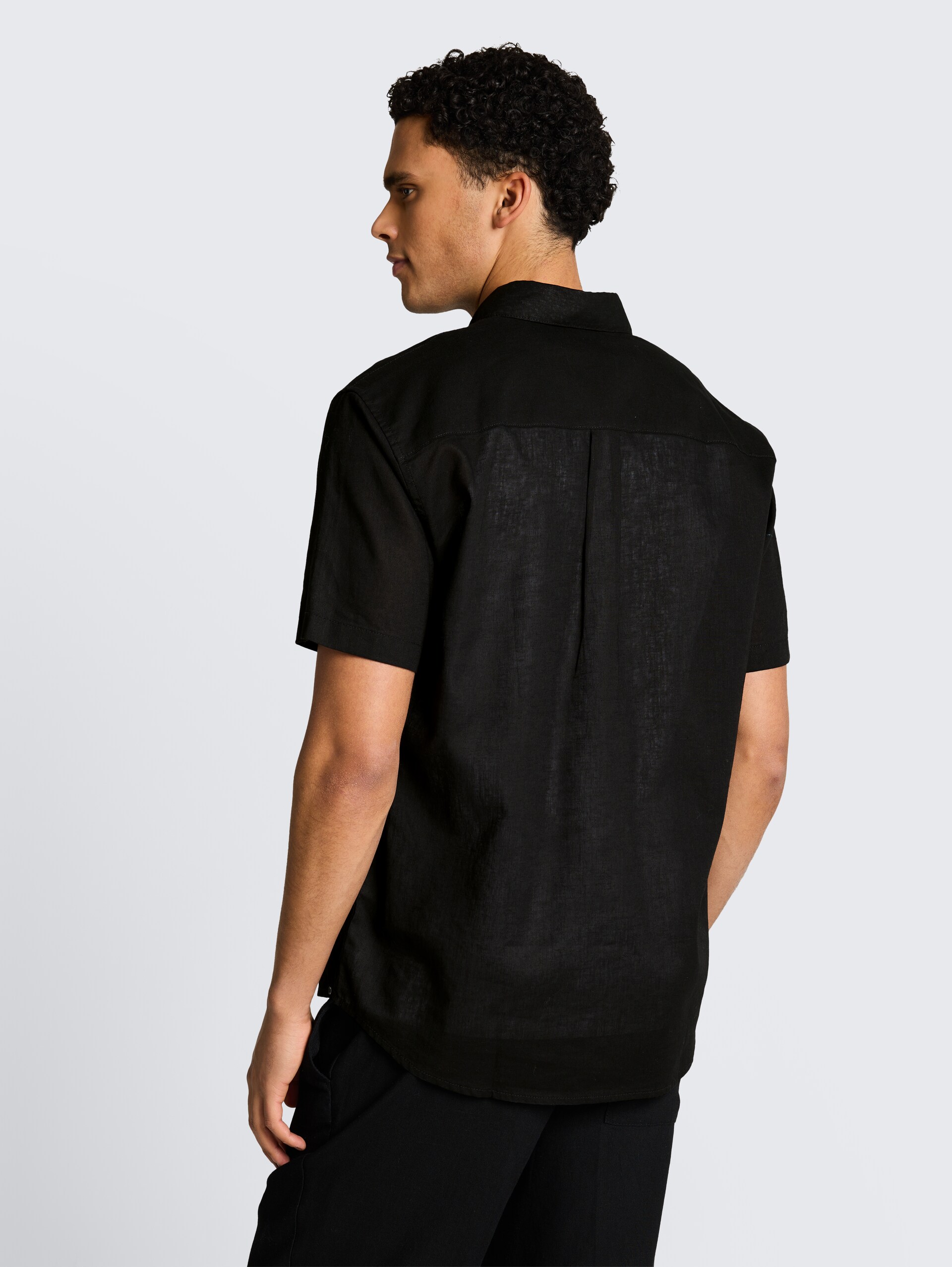 Relaxed Fit Kurzarmhemd mit Leinenanteil - Black - Auschnitt Model-Rückansicht