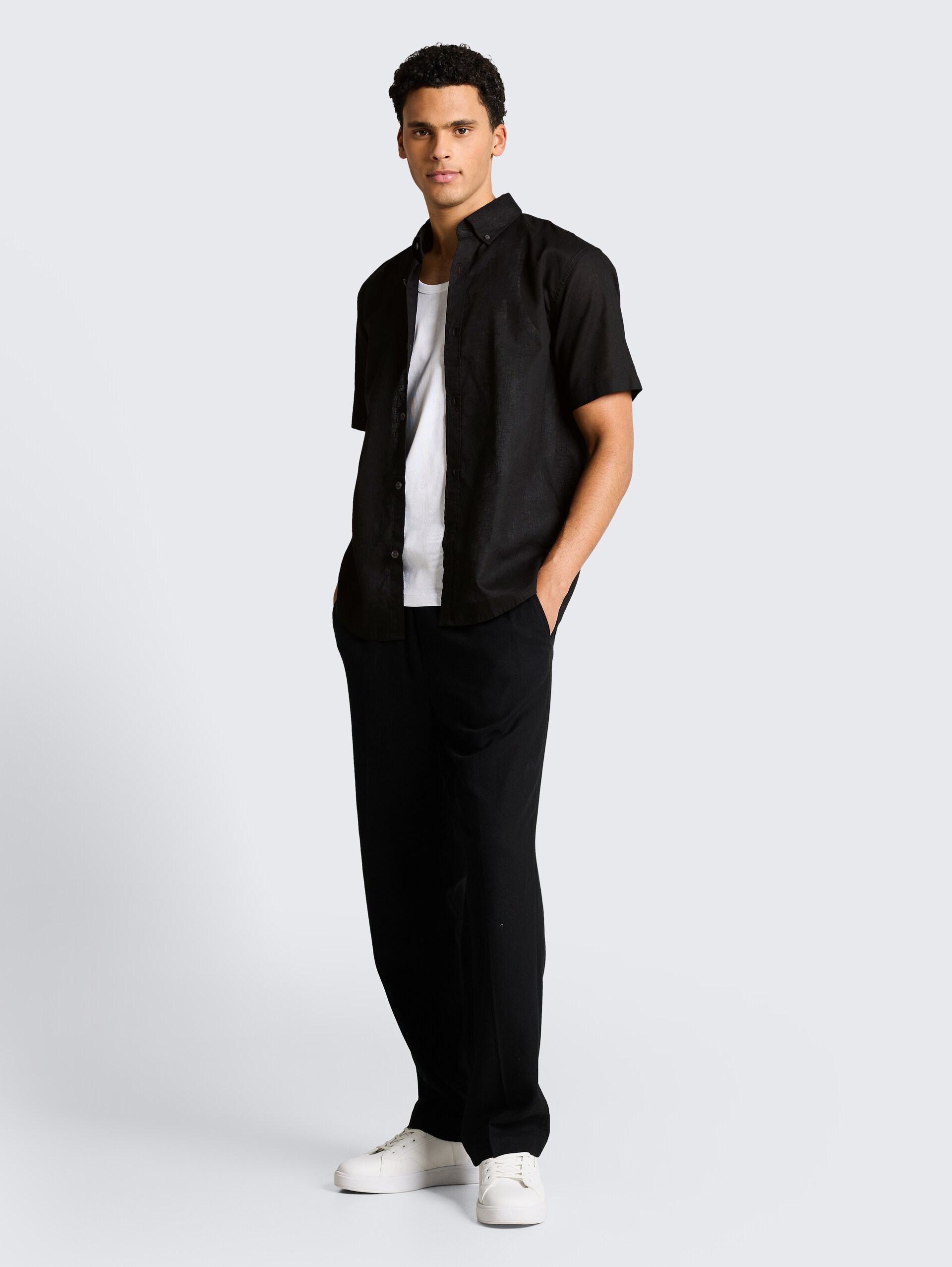 Relaxed Fit Kurzarmhemd mit Leinenanteil - Black - Model-Vorderansicht
