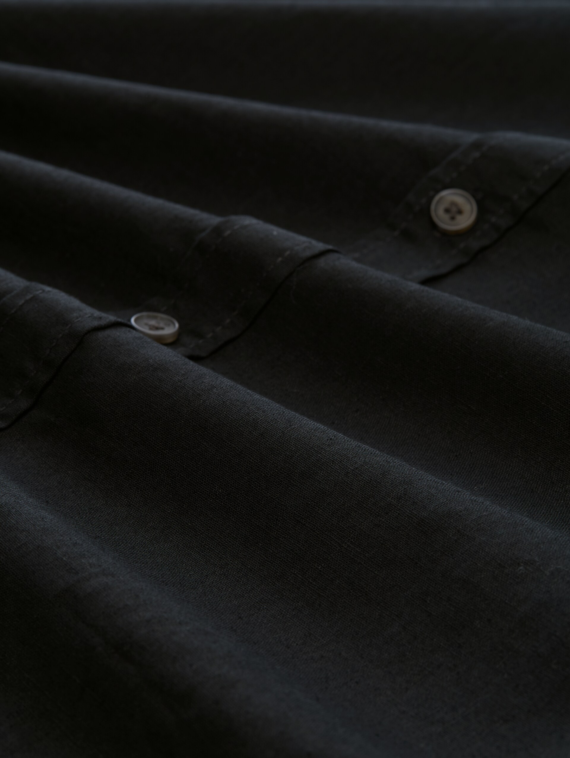 Relaxed Fit Kurzarmhemd mit Leinenanteil - Black - Material-Ansicht