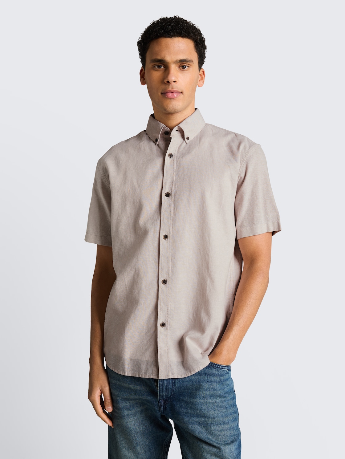 Relaxed Fit Kurzarmhemd mit Leinenanteil - muted grey chambray - Ausschnitt Model-Vorderansicht