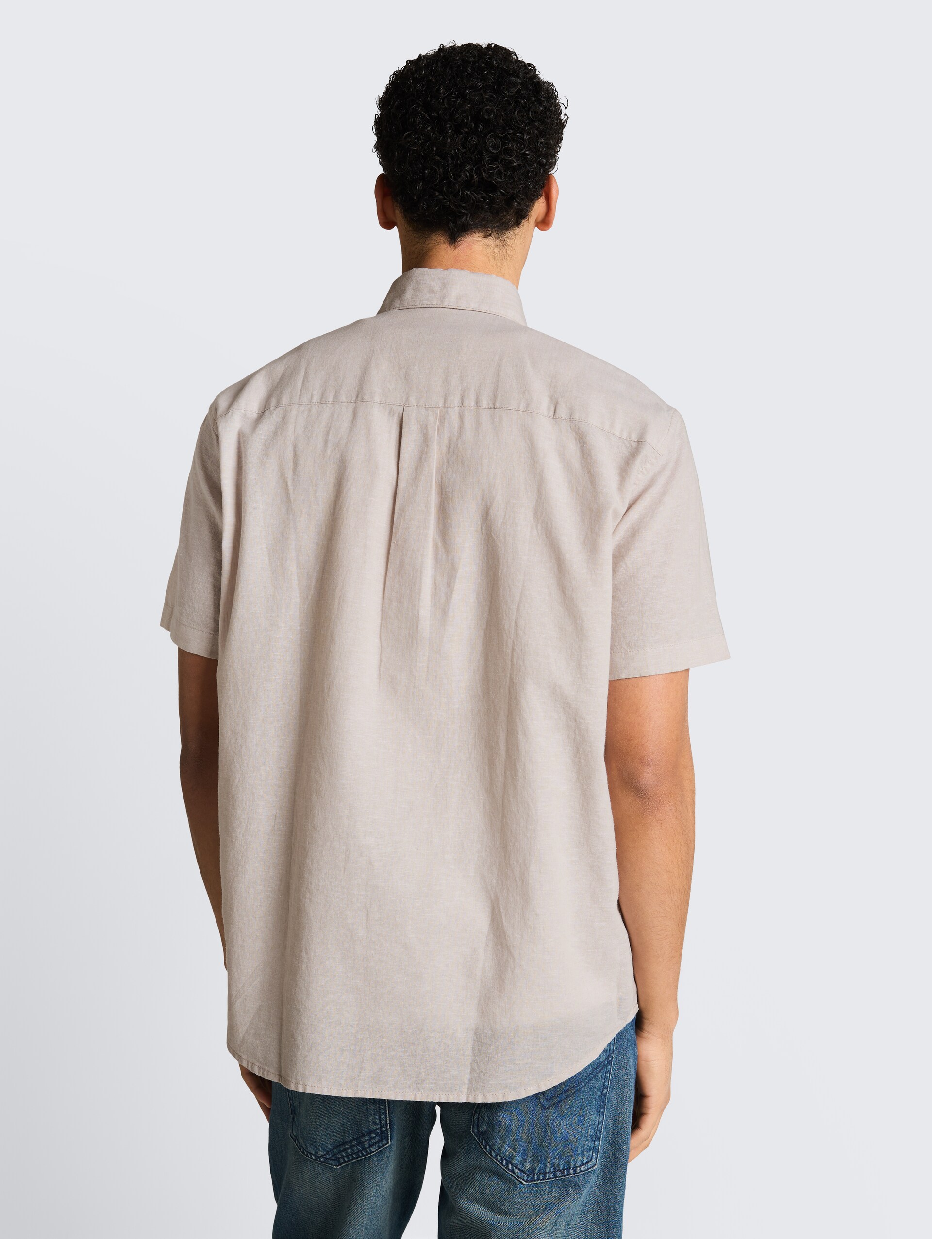 Relaxed Fit Kurzarmhemd mit Leinenanteil - muted grey chambray - Auschnitt Model-Rückansicht